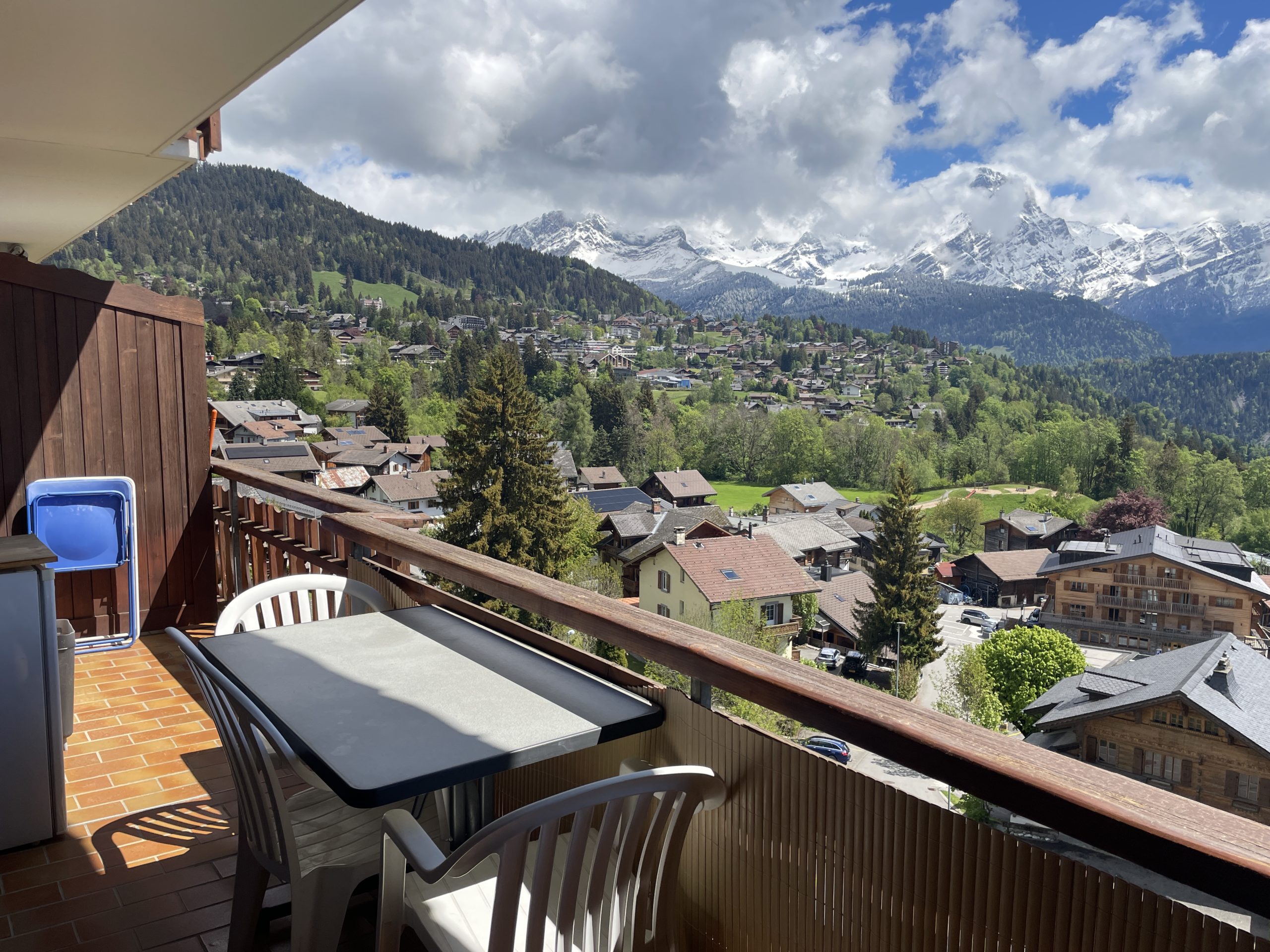 Balkon mit Bergpanorama