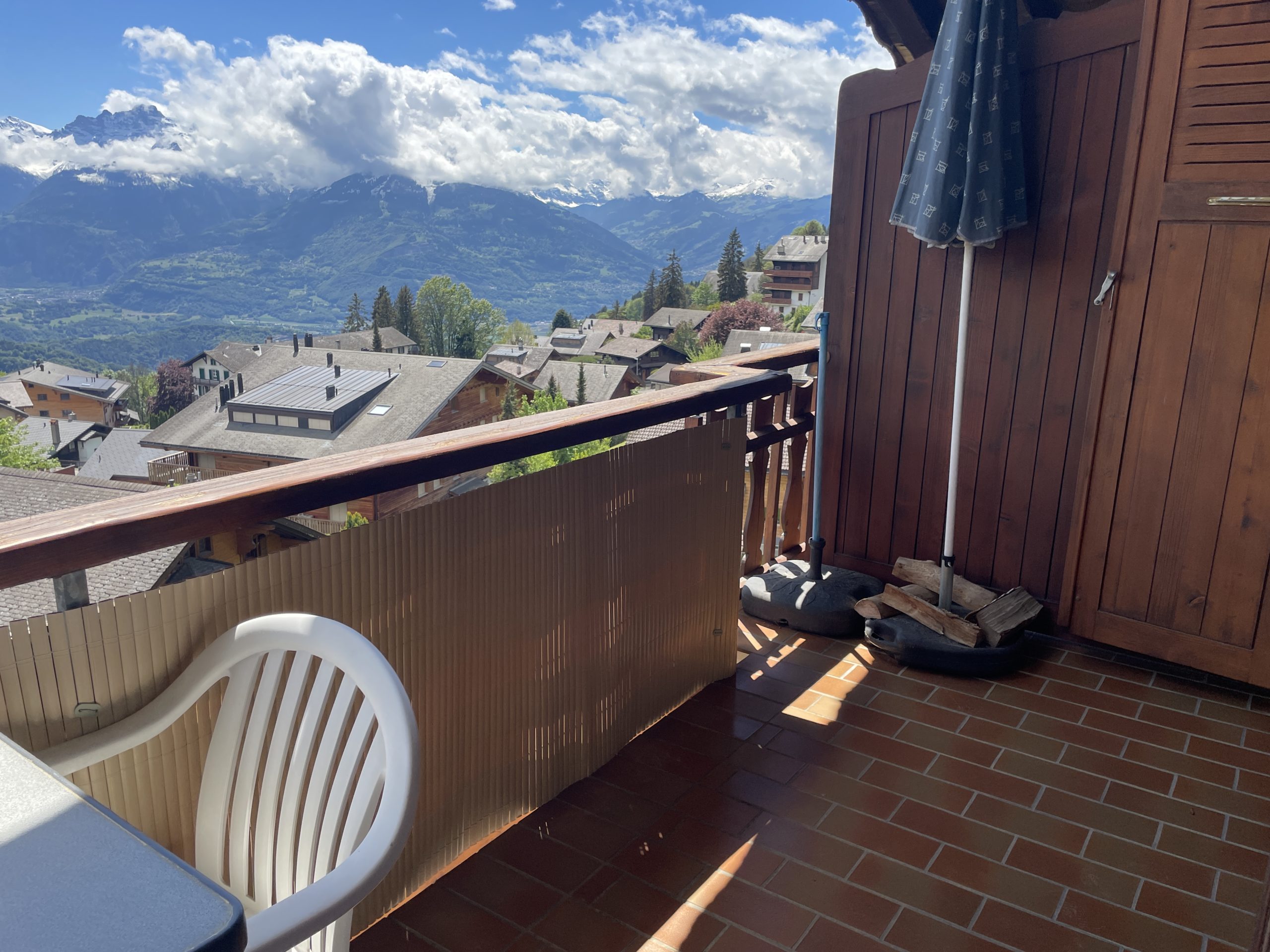 Balkon mit Bergpanorama