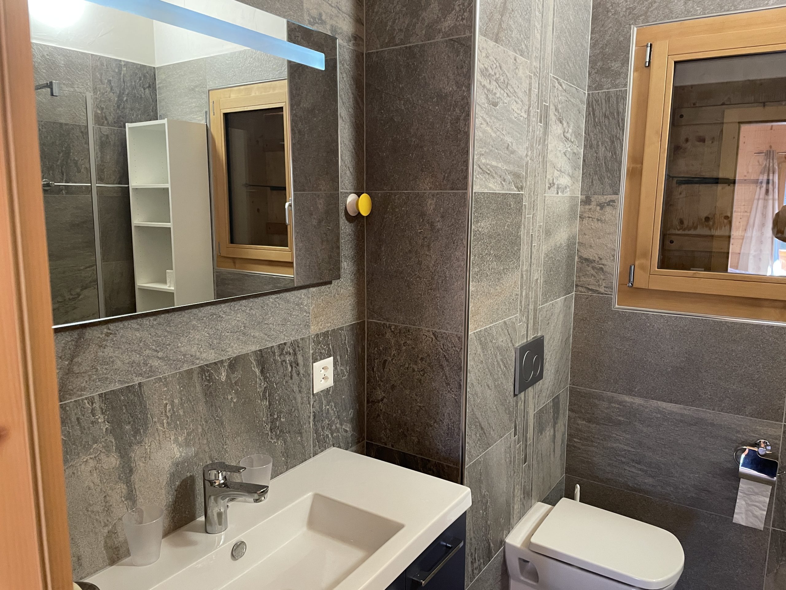 Modernes Badezimmer mit Natursteinoptik