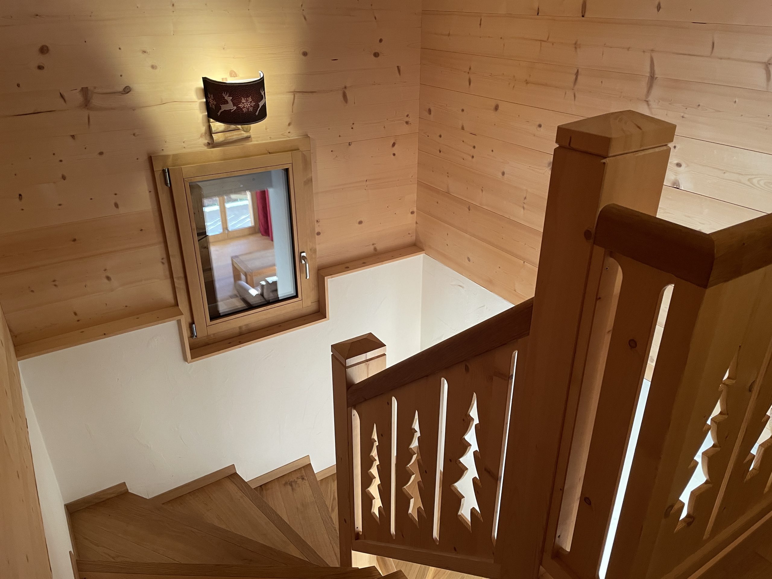 Holztreppenhaus mit Fenster