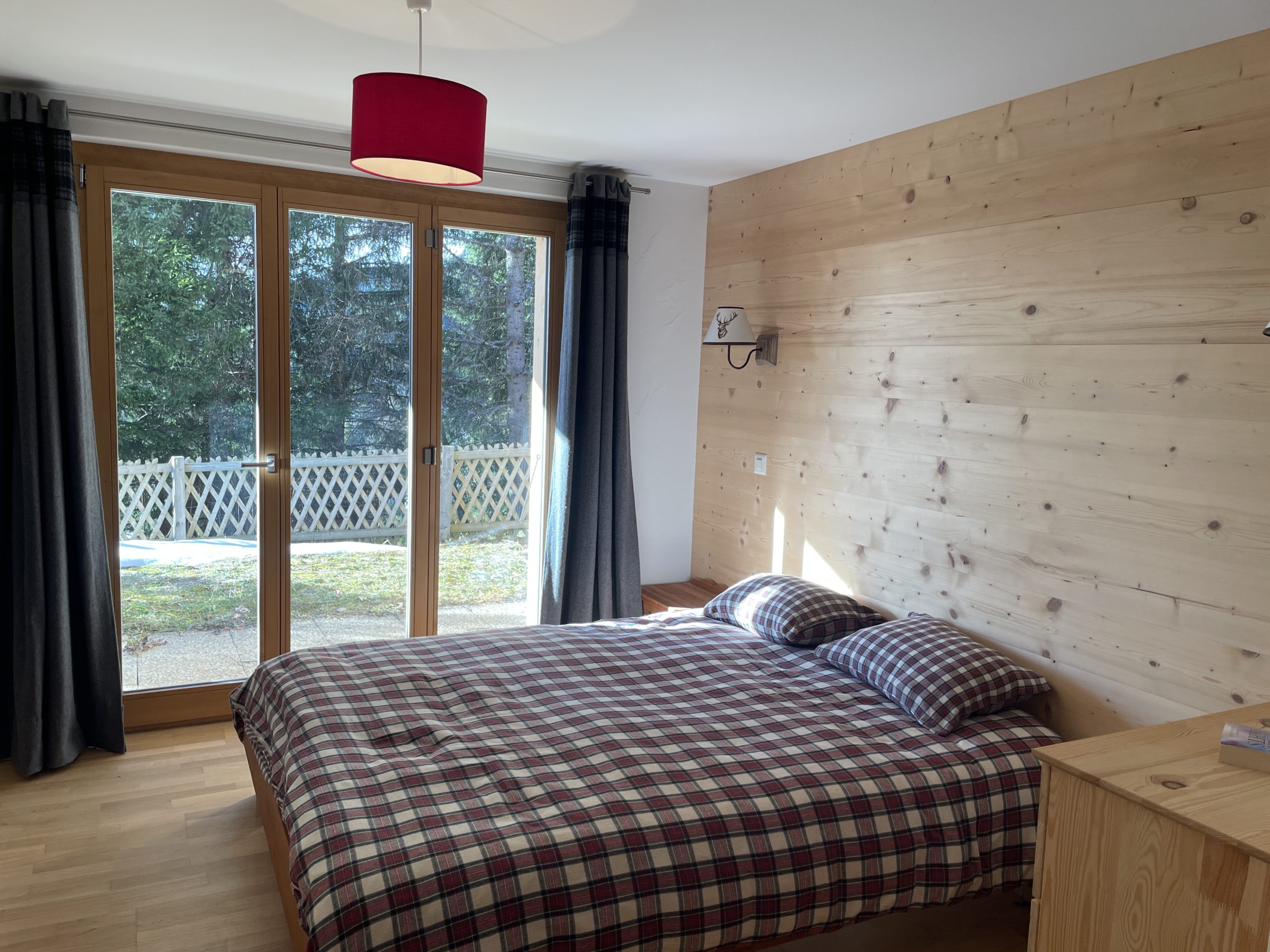 Gemütliches Schlafzimmer mit Blick ins Grüne