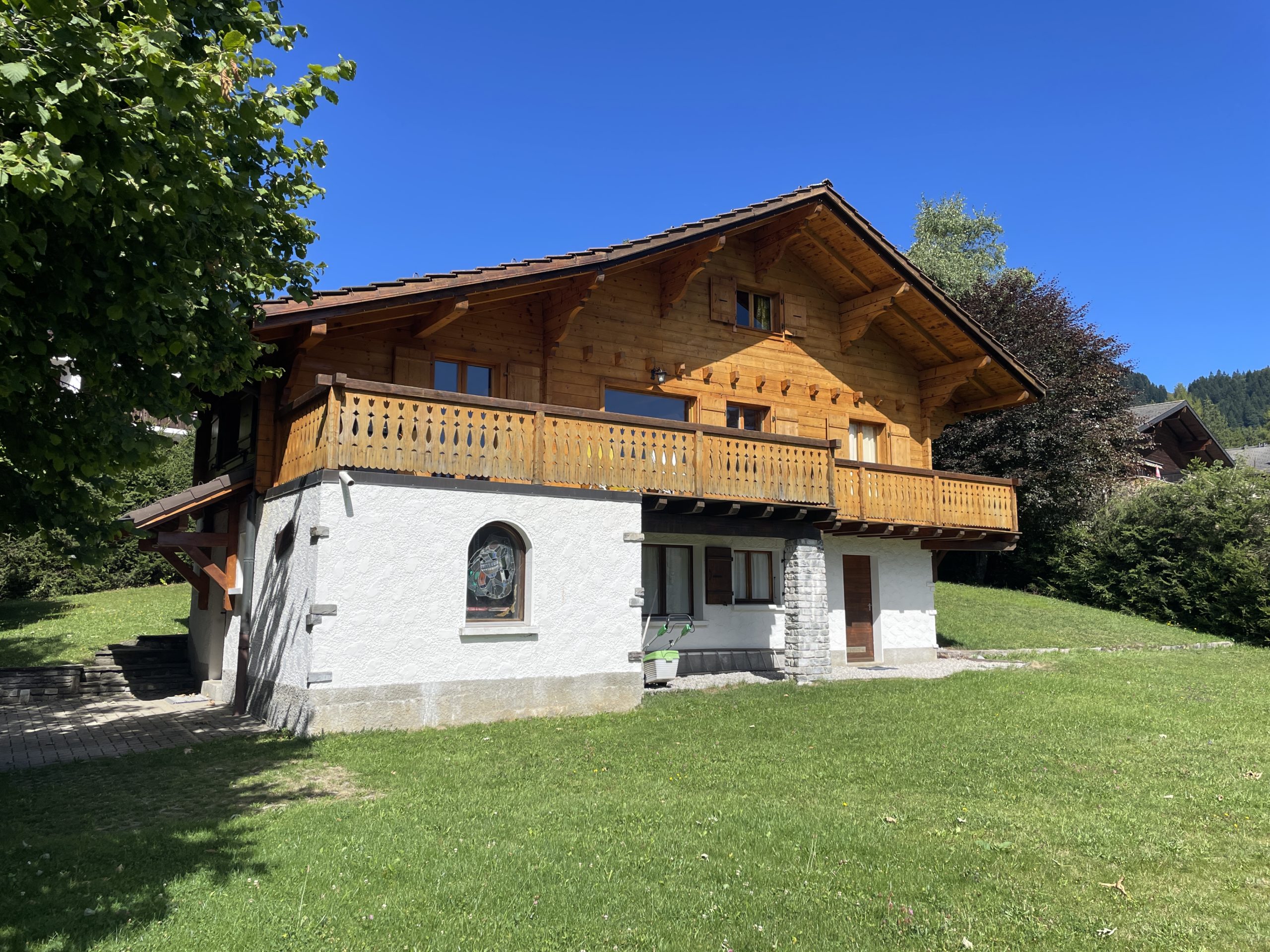Alpenchalet mit Holzfassade und Balkon
