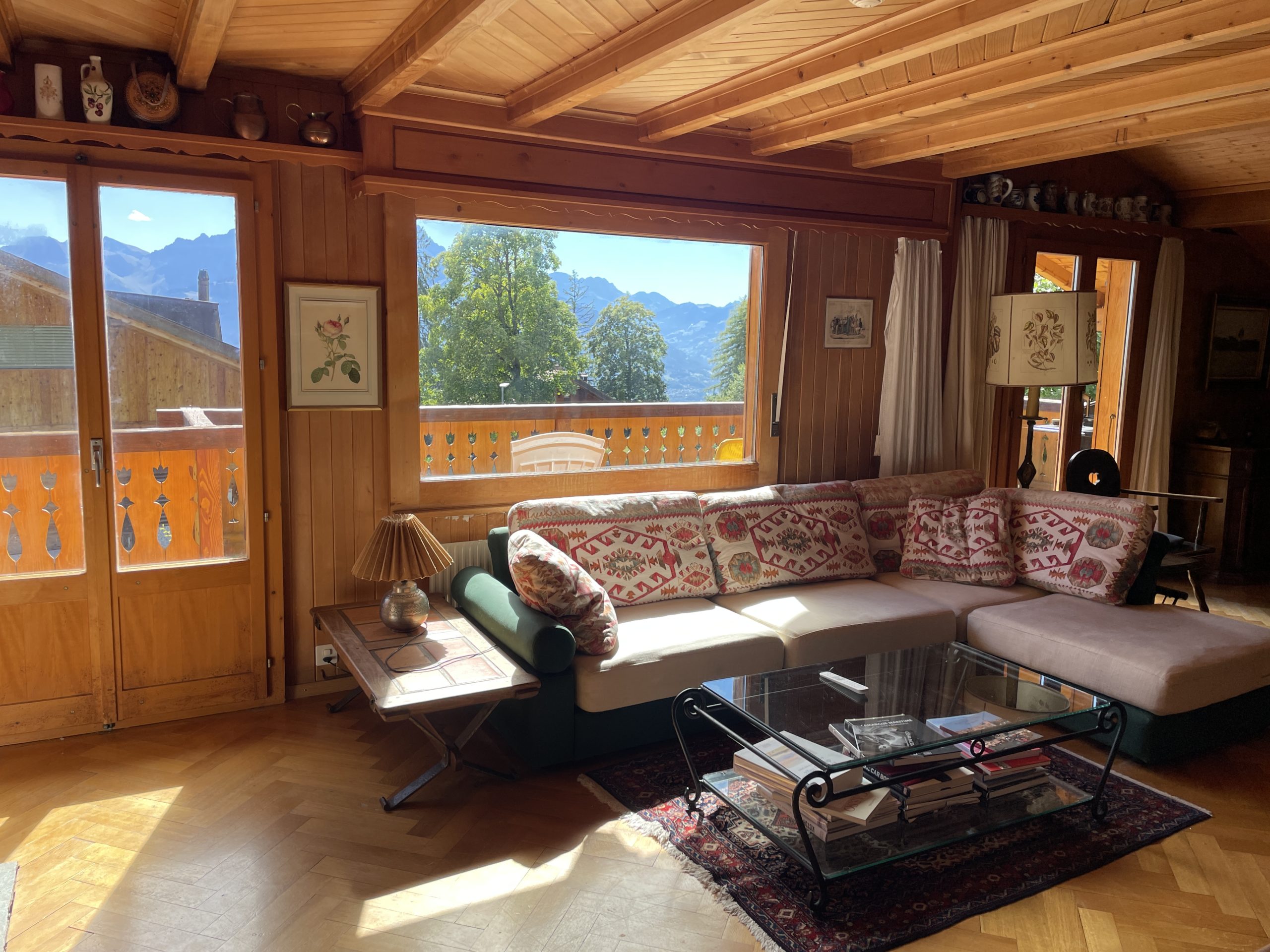 Gemütliches Wohnzimmer im Alpenstil mit Bergblick