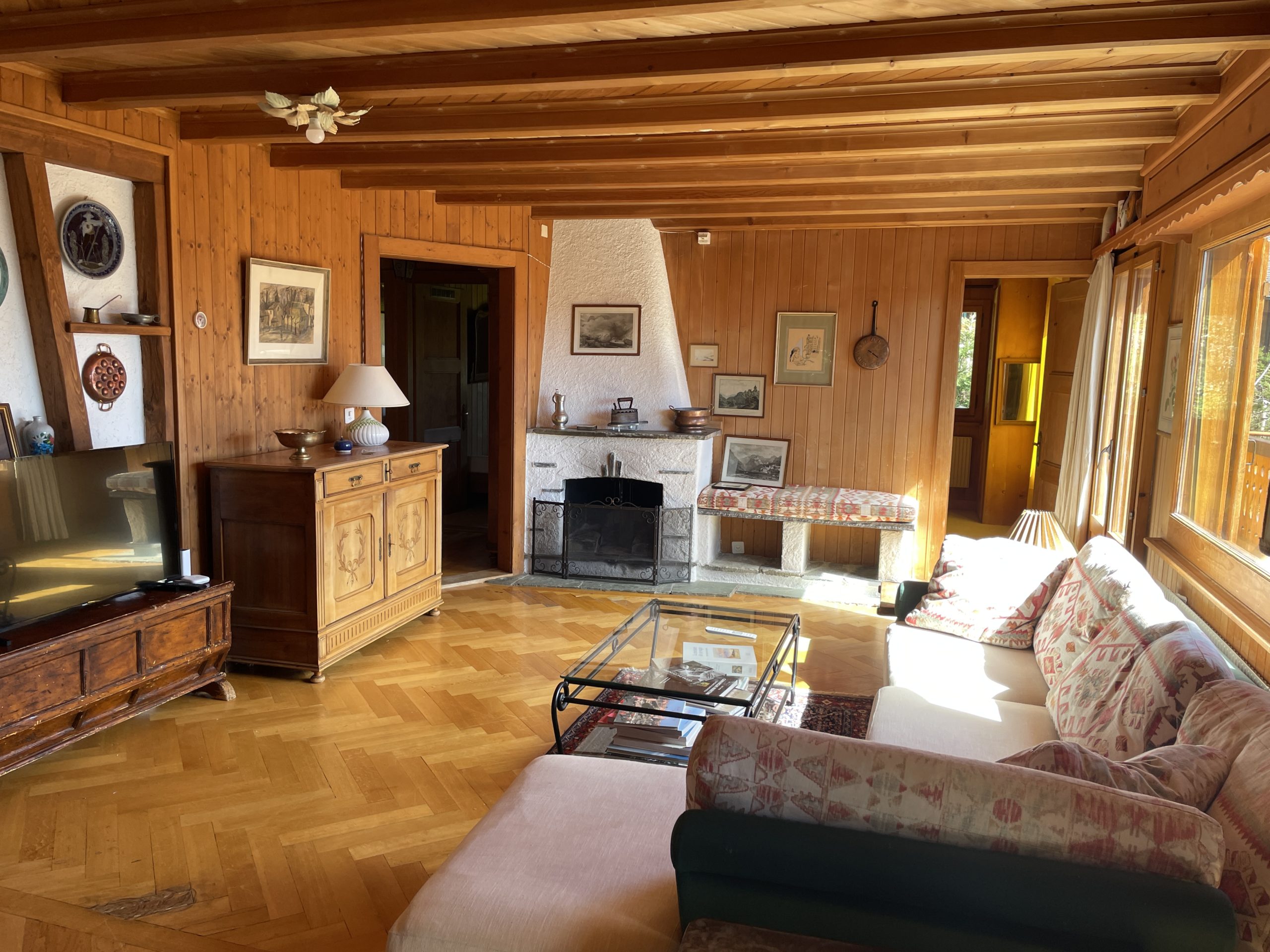 Gemütliches Wohnzimmer mit Holzvertäfelung und Kamin