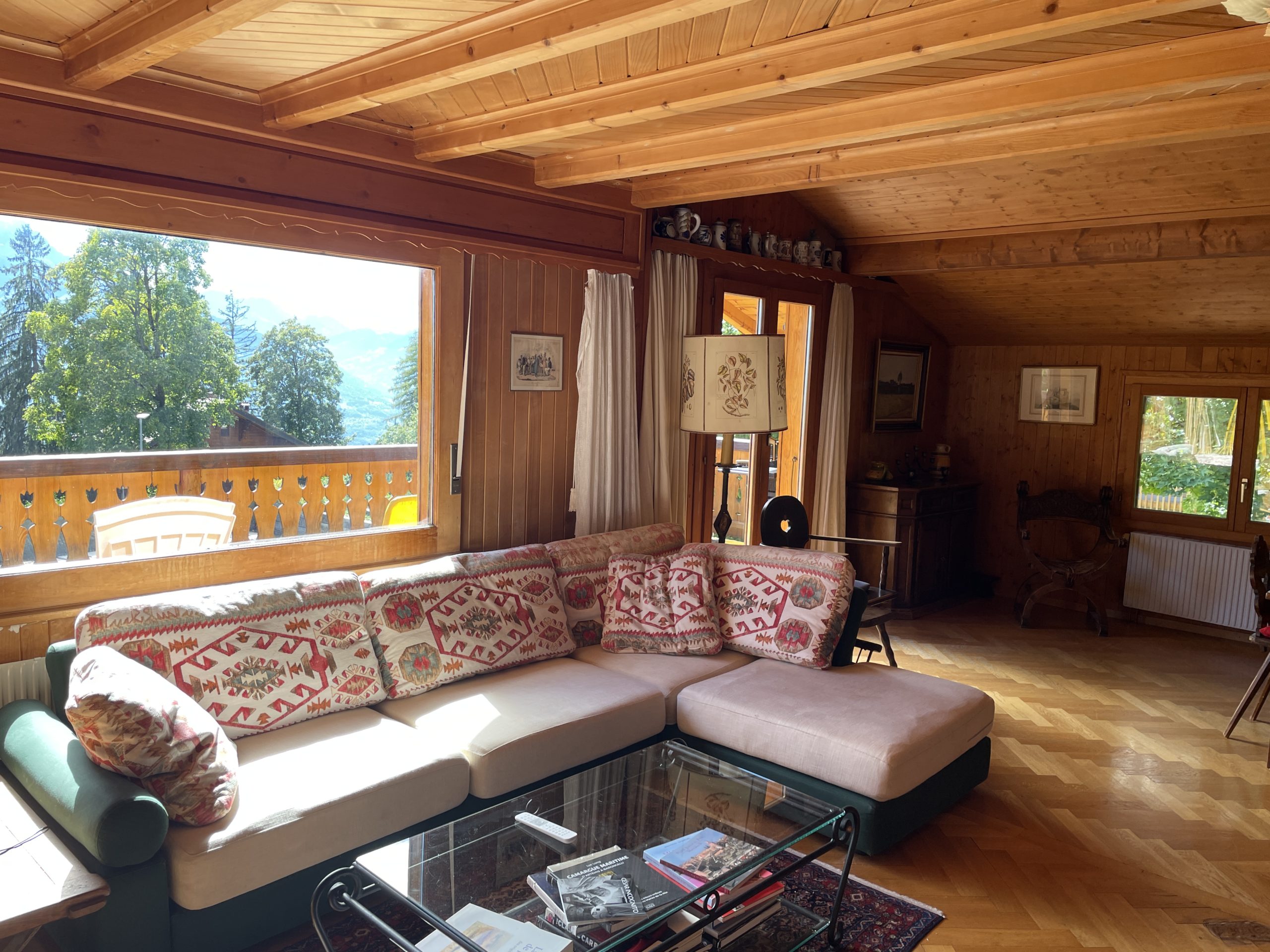 Gemütliches Chalet-Wohnzimmer mit Bergblick
