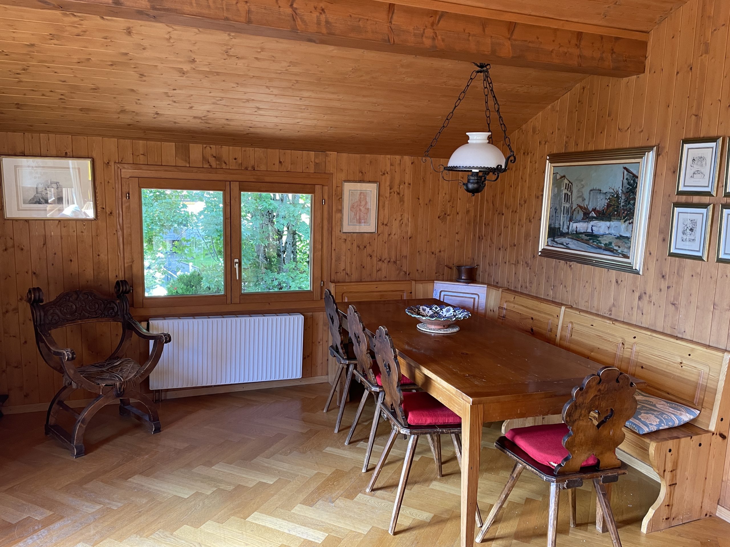 Rustikaler Essraum mit Holzvertäfelung