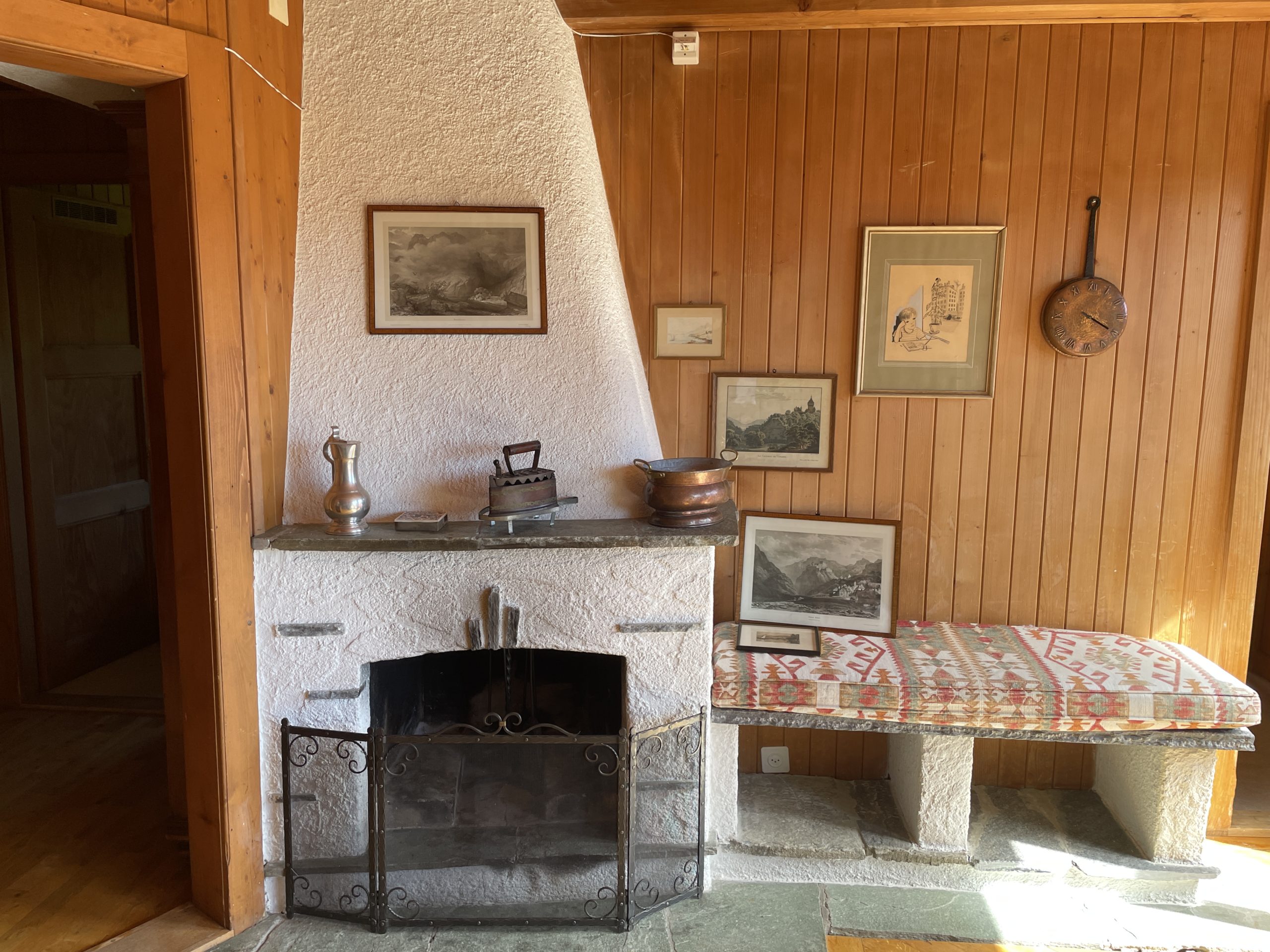 Rustikaler Wohnraum mit Kamin