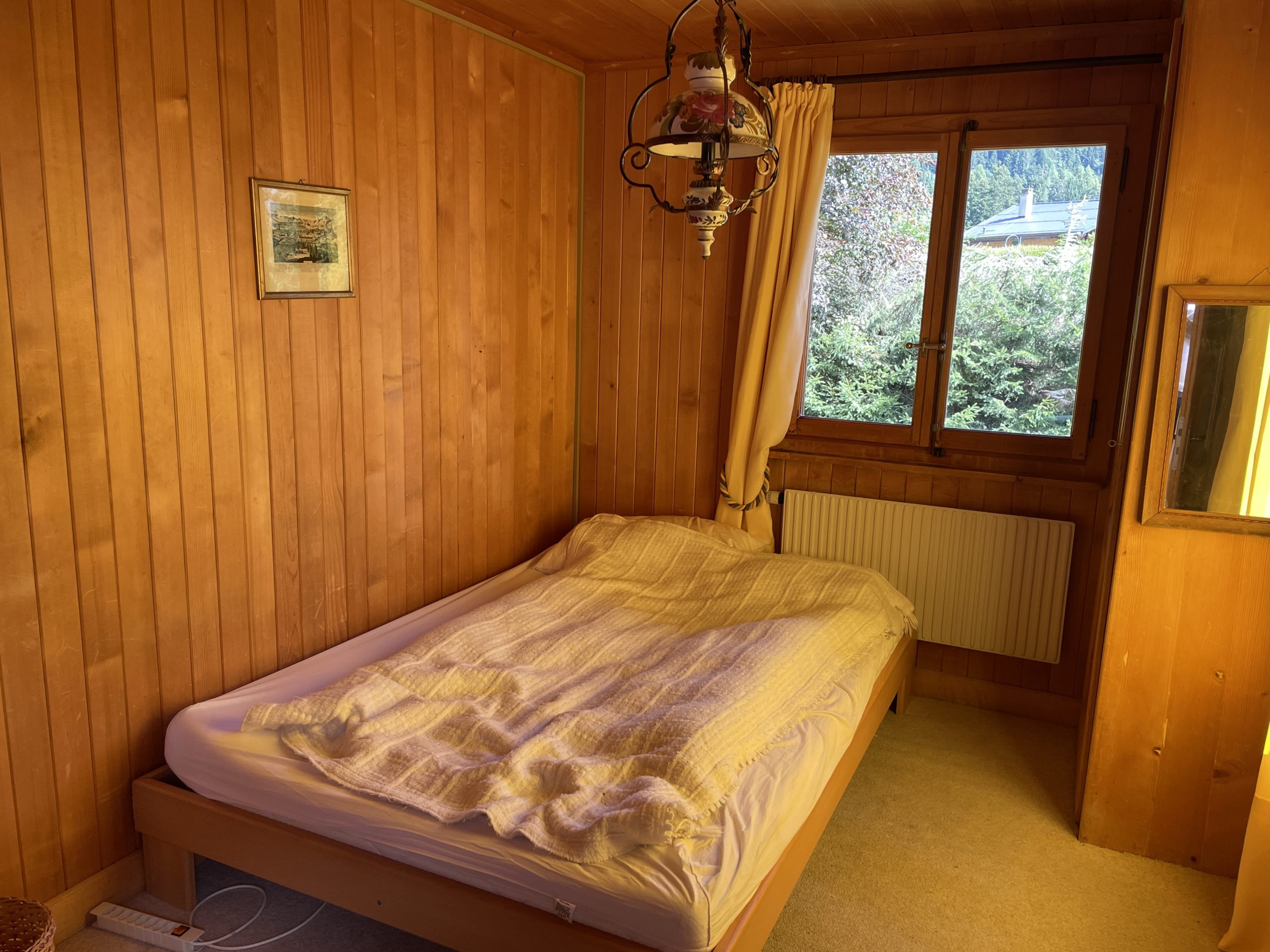 Holzvertäuschtes Schlafzimmer mit Blick ins Grüne