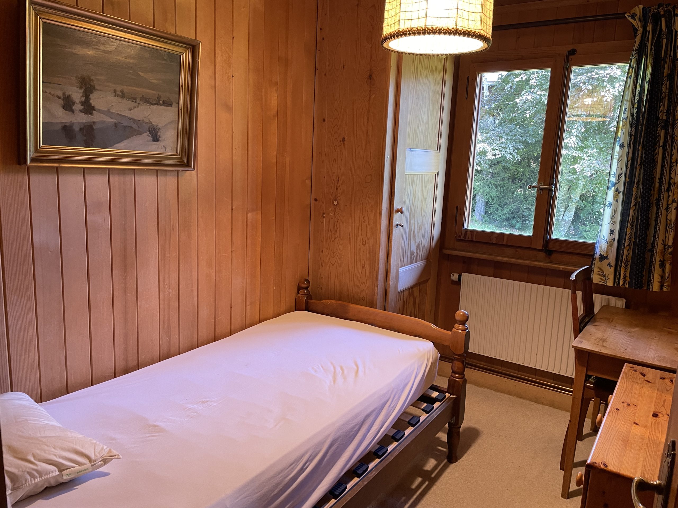 Kleines holzvertäfeltes Schlafzimmer