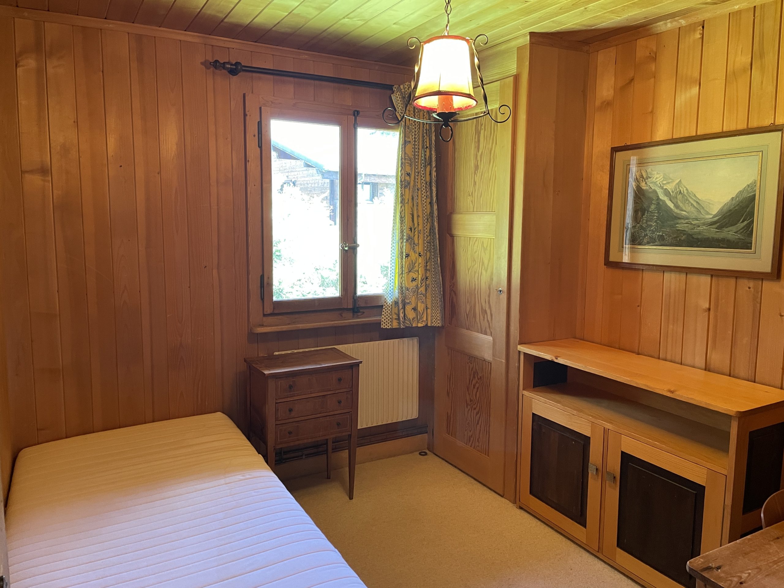 Holzvertäuschtes Schlafzimmer mit rustikalem Mobiliar