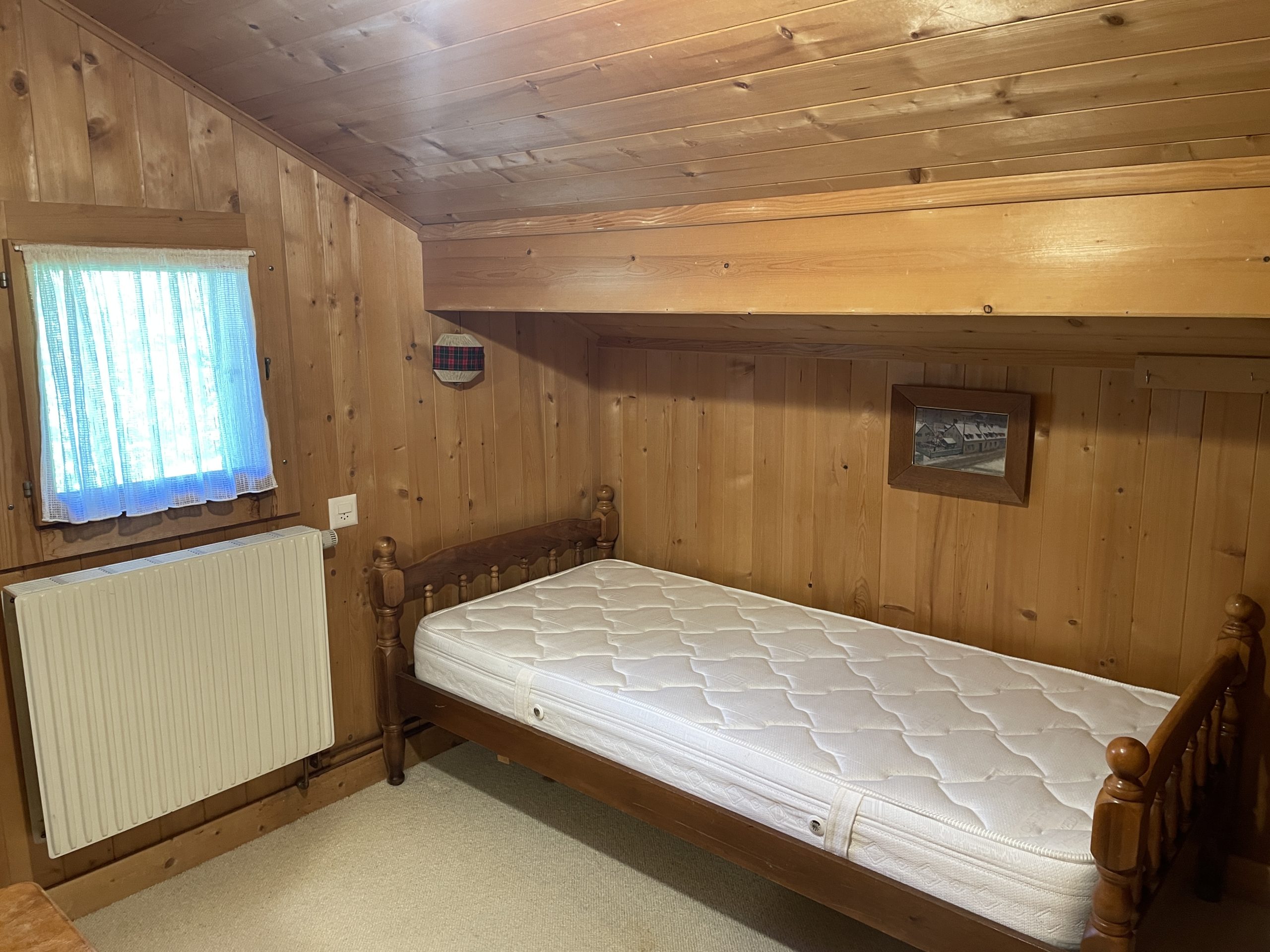 Rustikales Schlafzimmer mit Holzverkleidung