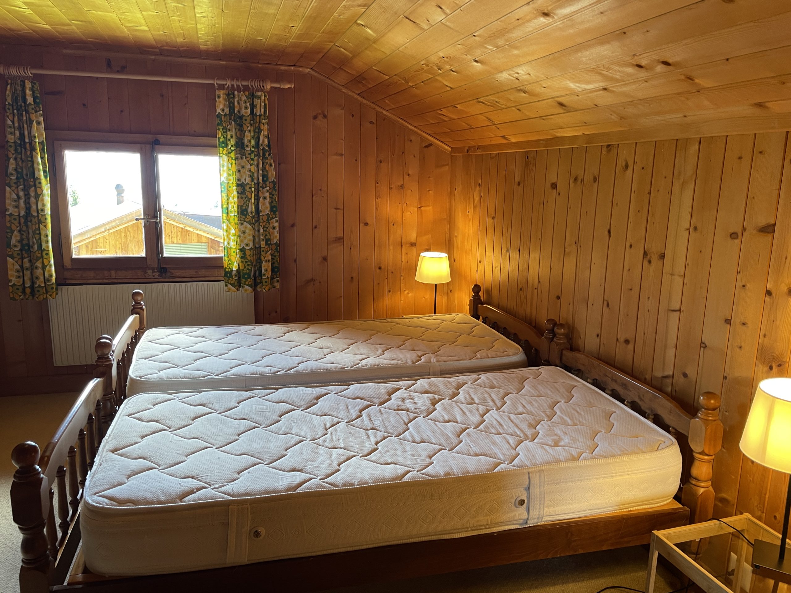 Gemütliches Schlafzimmer mit Holzverkleidung