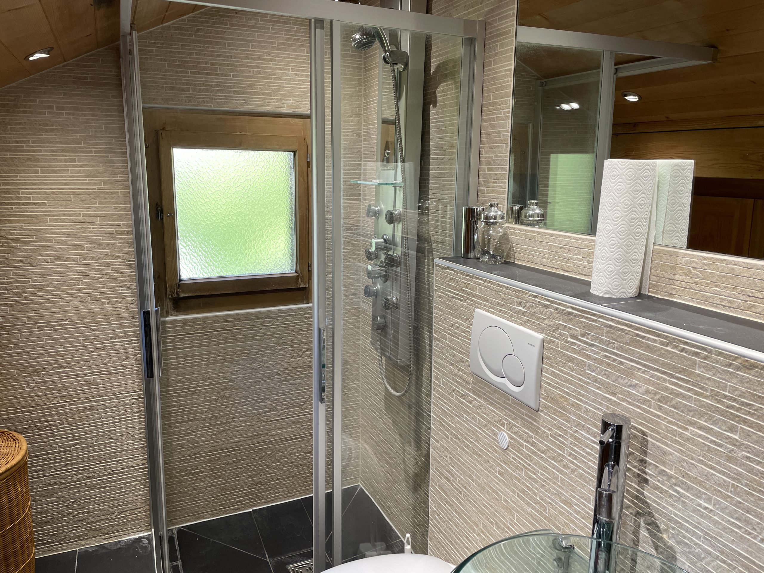 Modernes Badezimmer mit begehbarer Dusche
