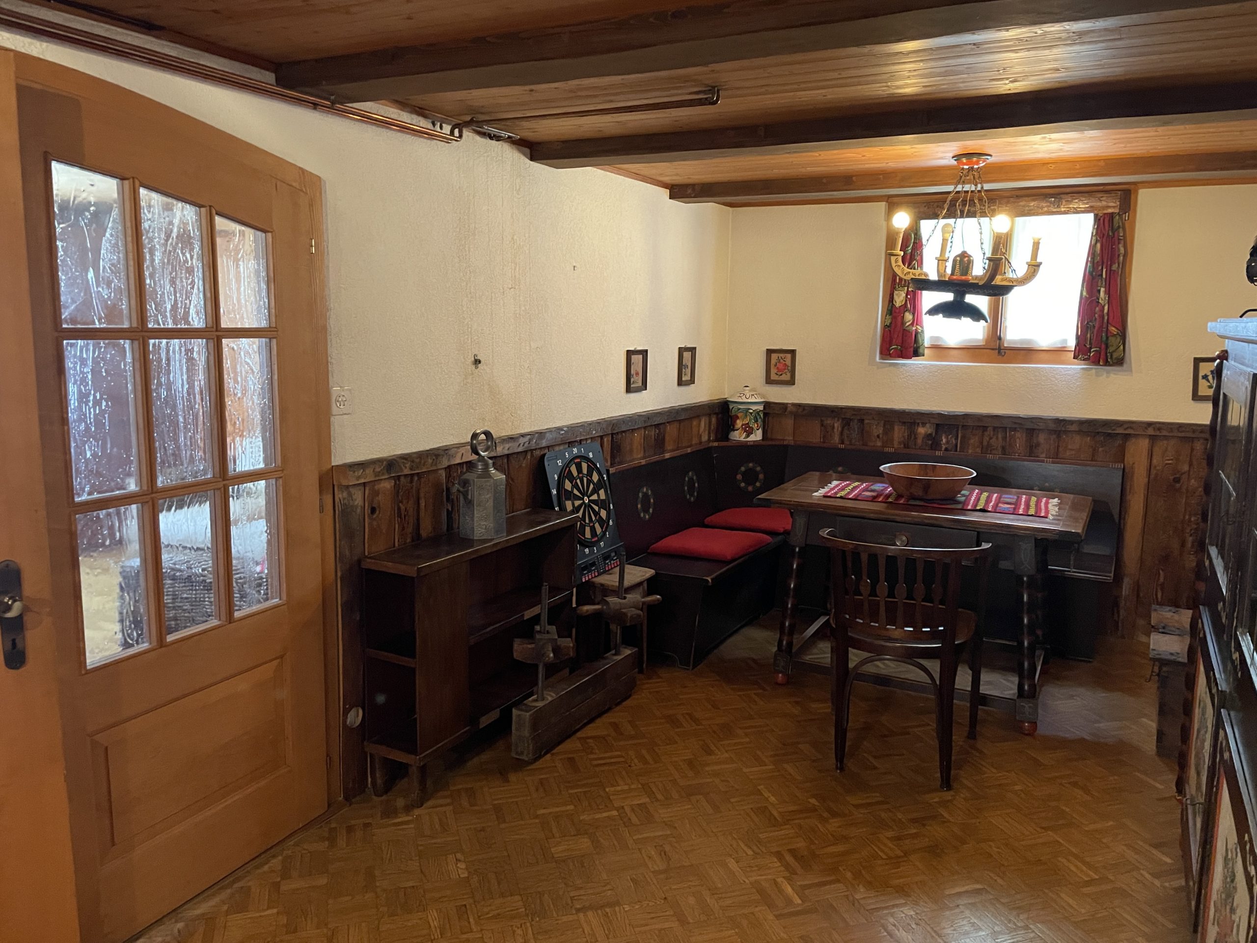 Rustikaler Wohn- oder Essbereich mit Holzdecke und Sitznische
