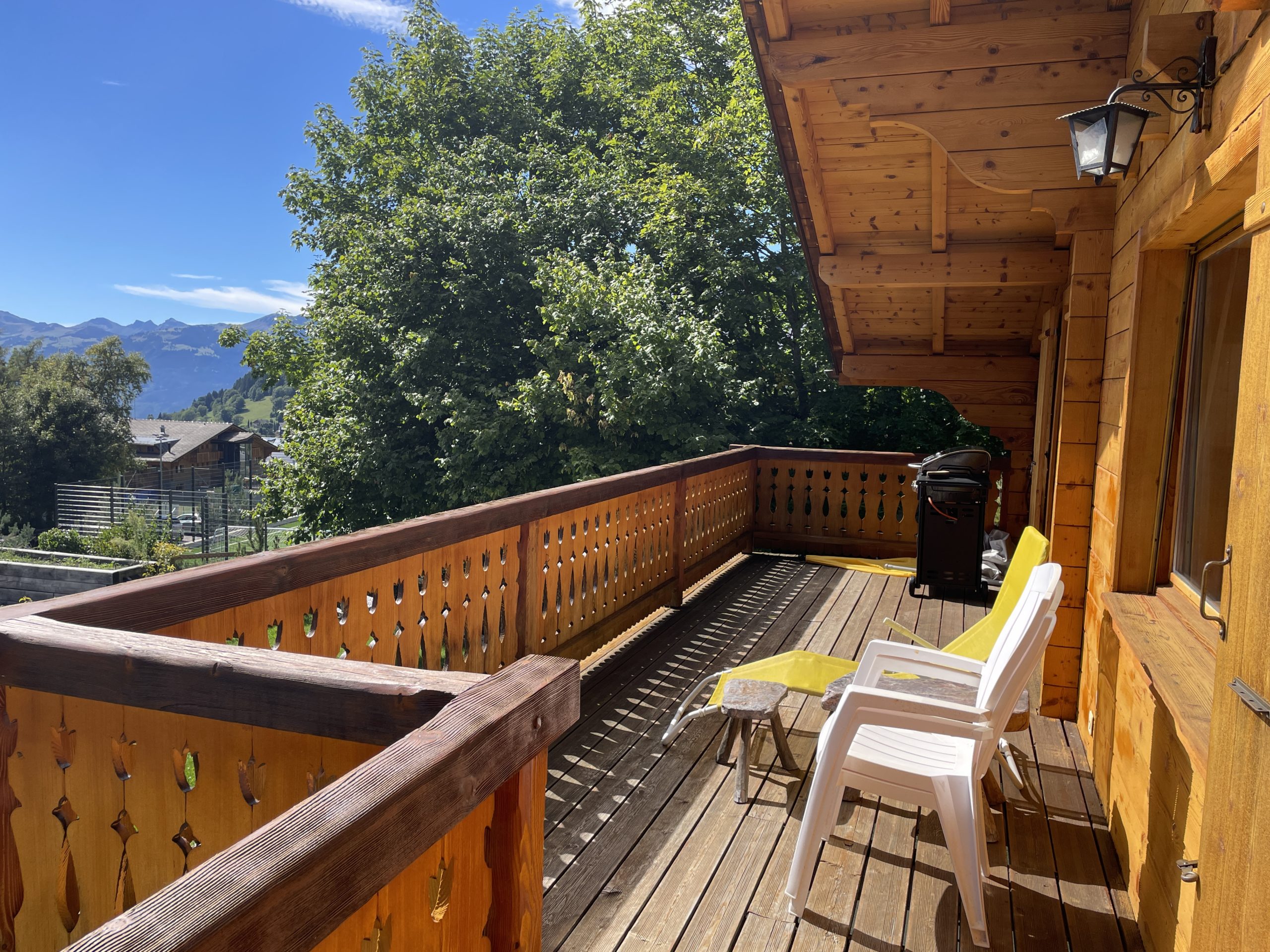 Holzbalkon mit Bergblick