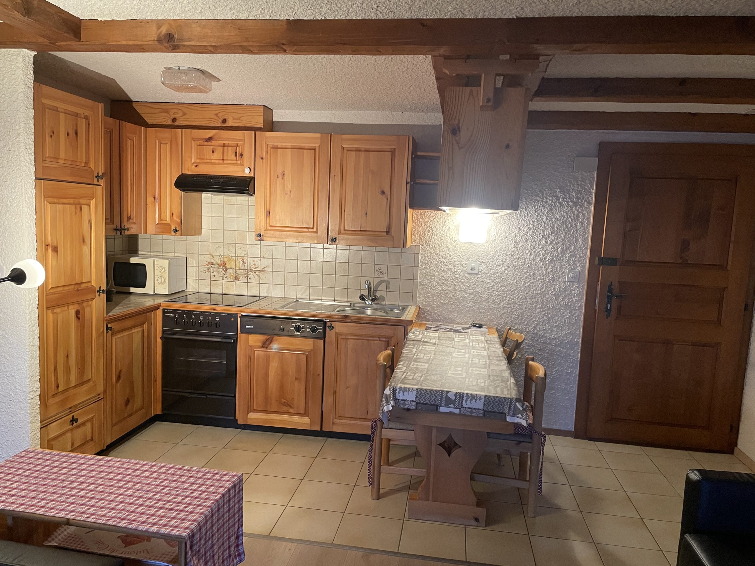 Rustikale Wohnküche mit Holzfronten