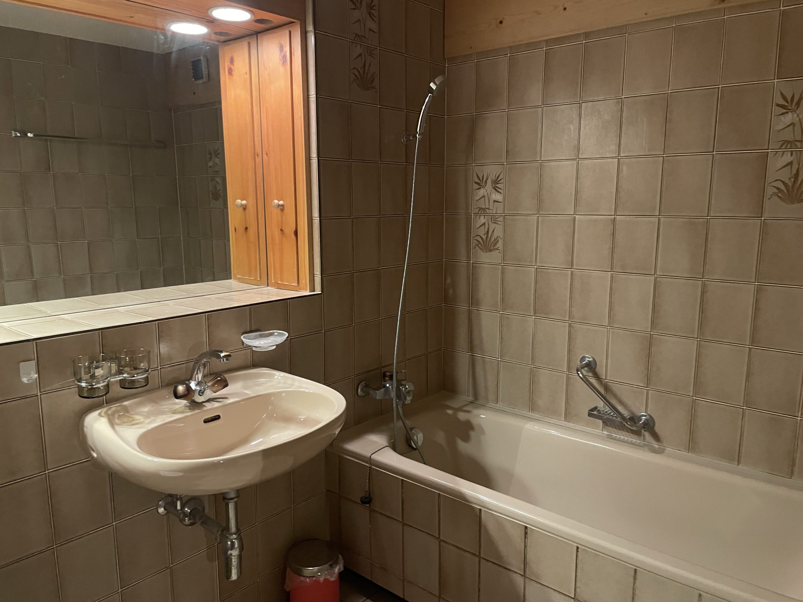 Badezimmer mit Badewanne und Waschbecken