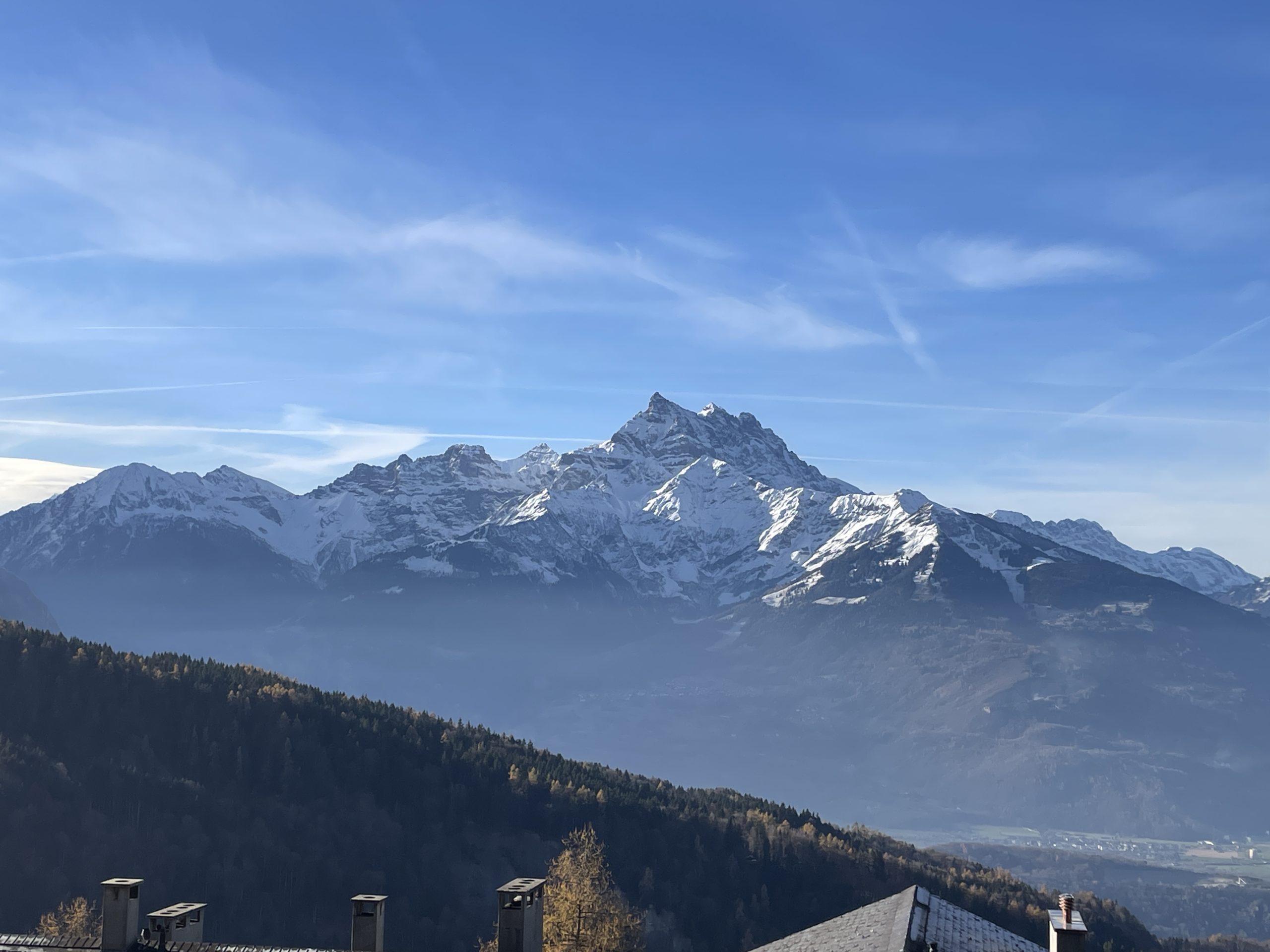 Alpenpanorama mit schneebedeckten Gipfeln