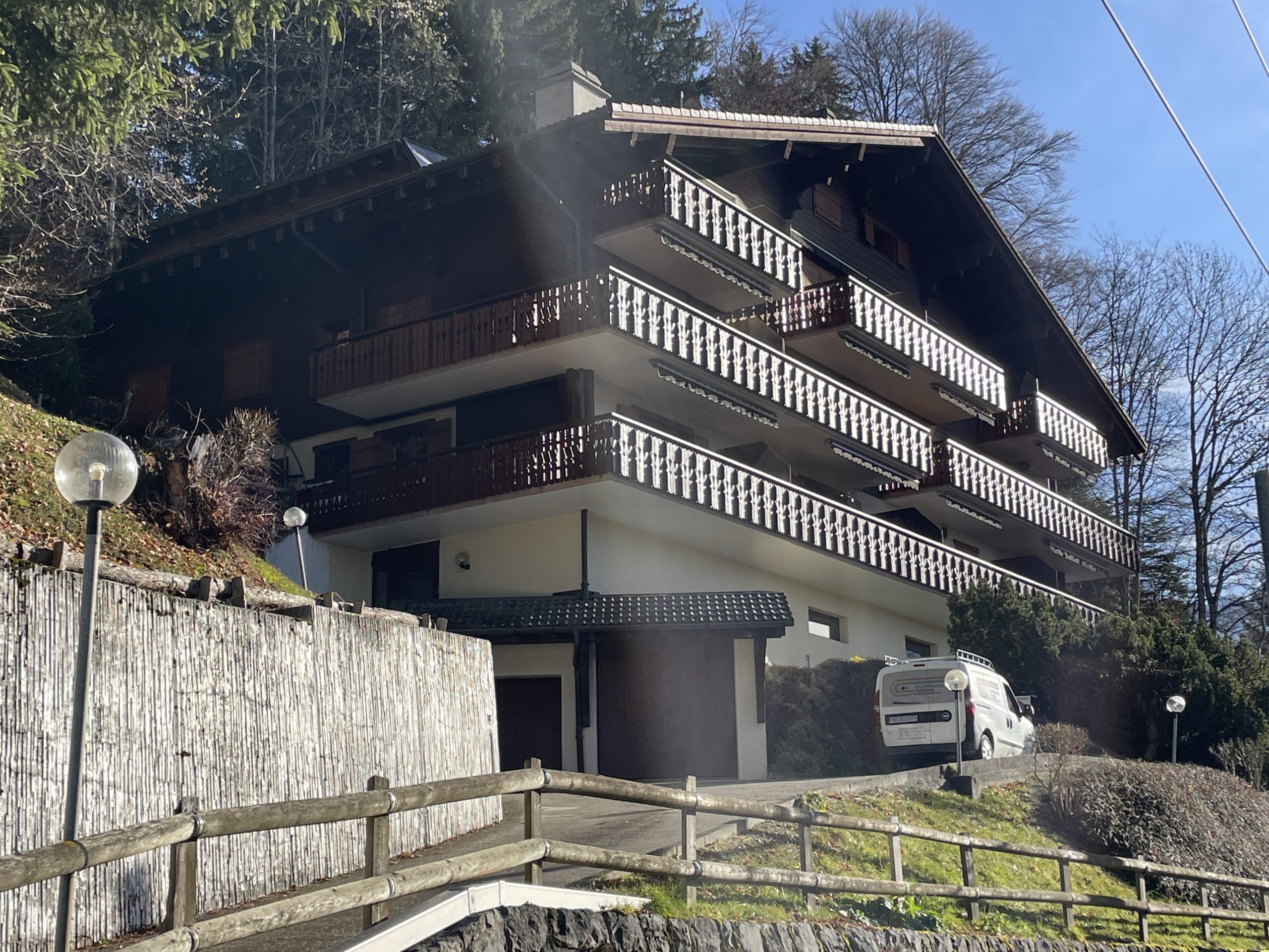 Alpenhaus mit Balkonen