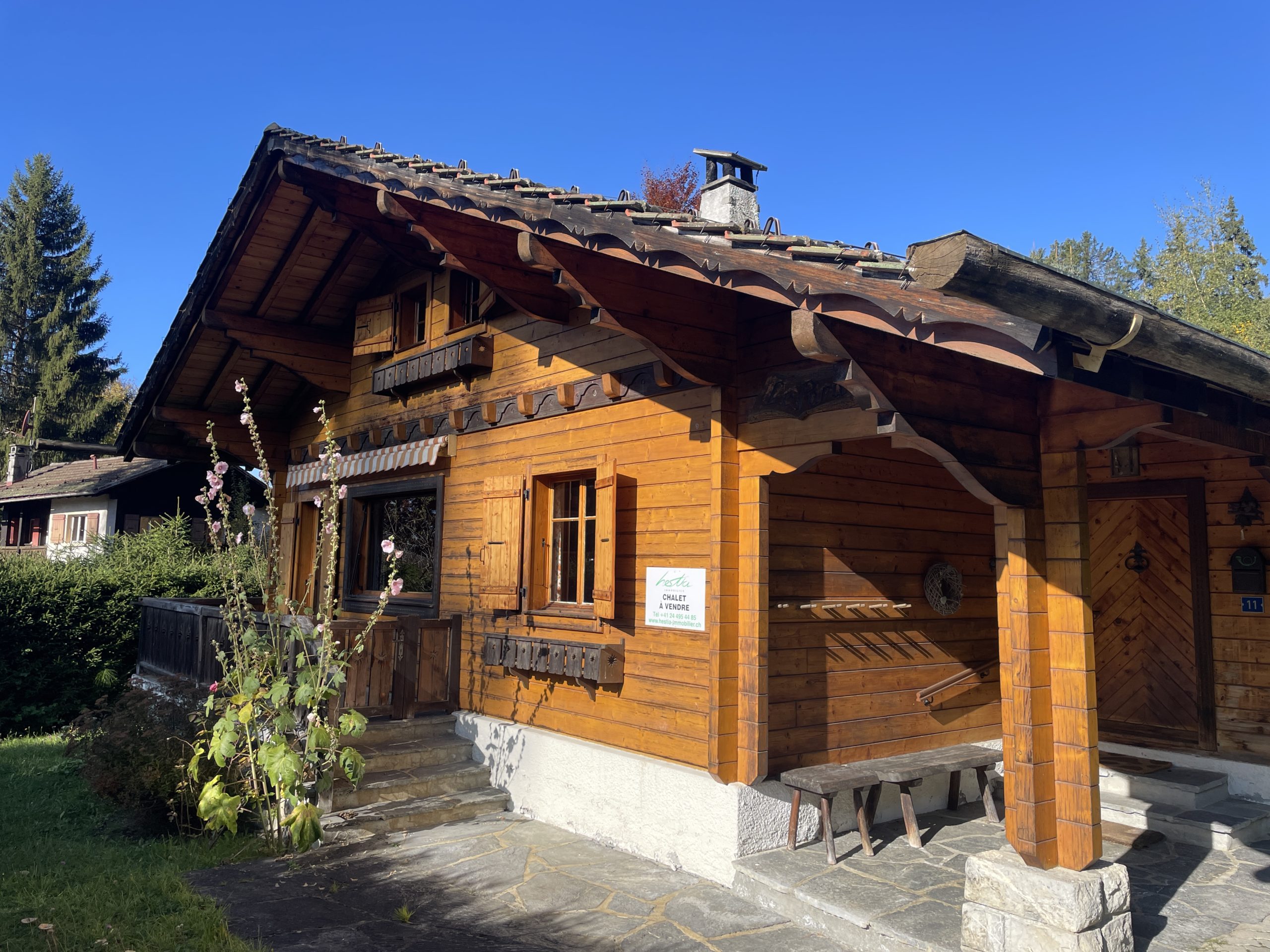 Holzchalet mit steilem Satteldach und sonniger Fassade