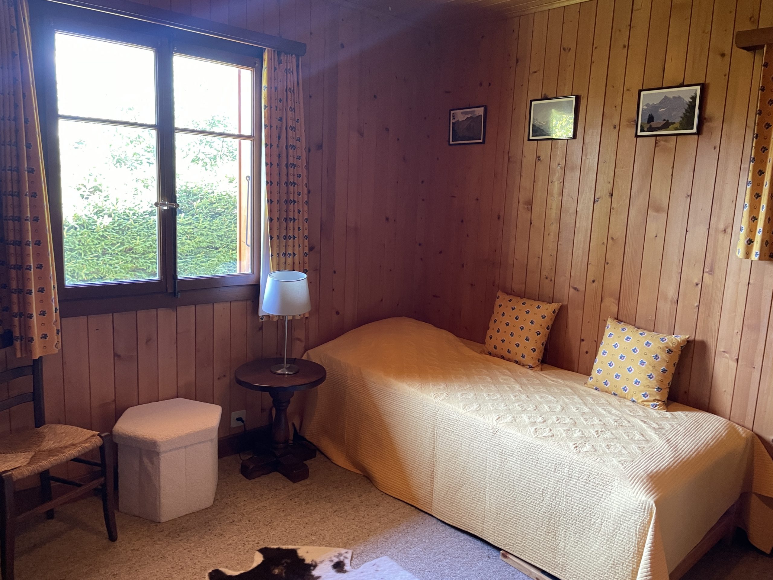 Gemütliches Holzschlafzimmer