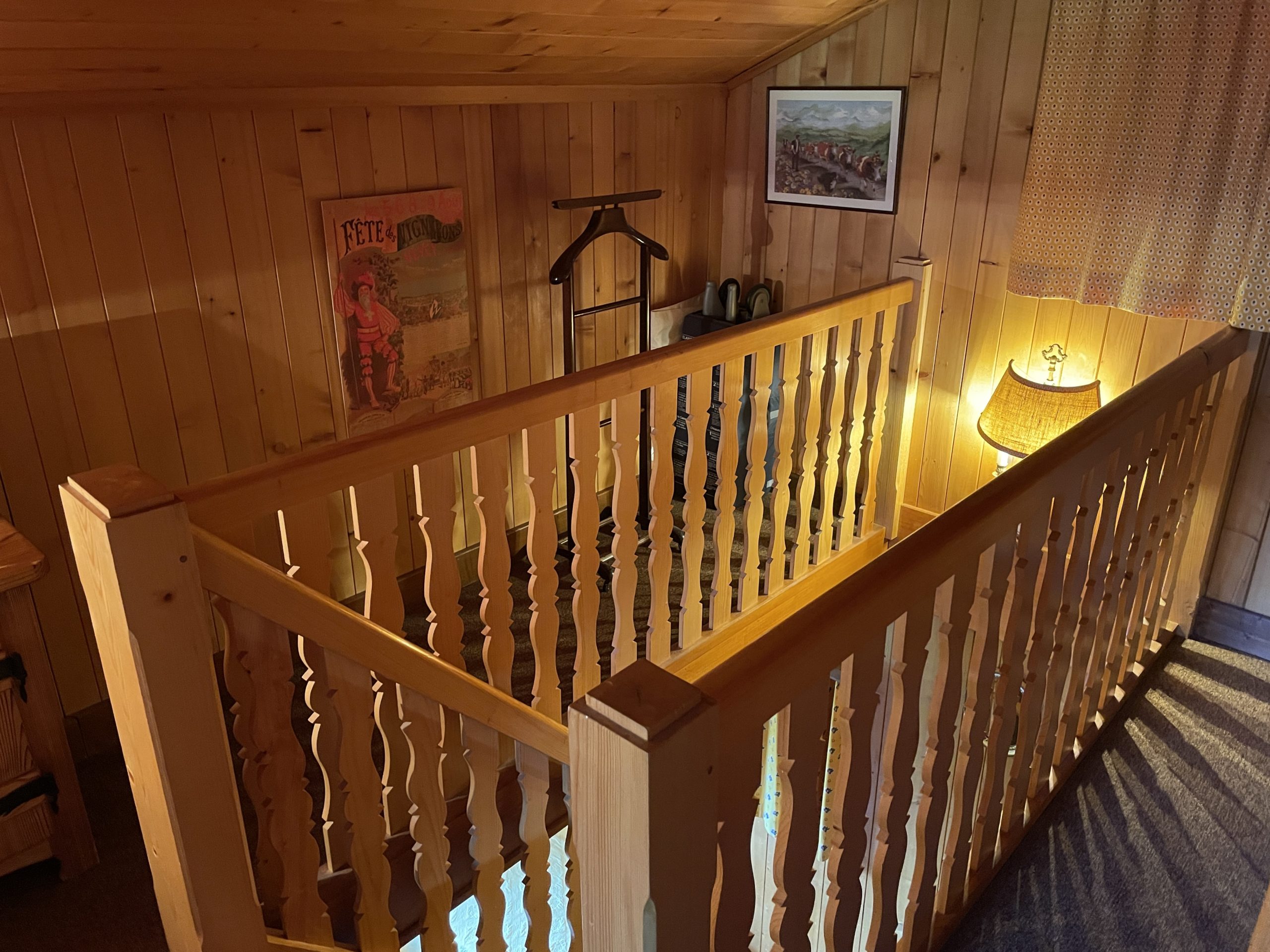 Treppenhaus mit Holzvertäfelung