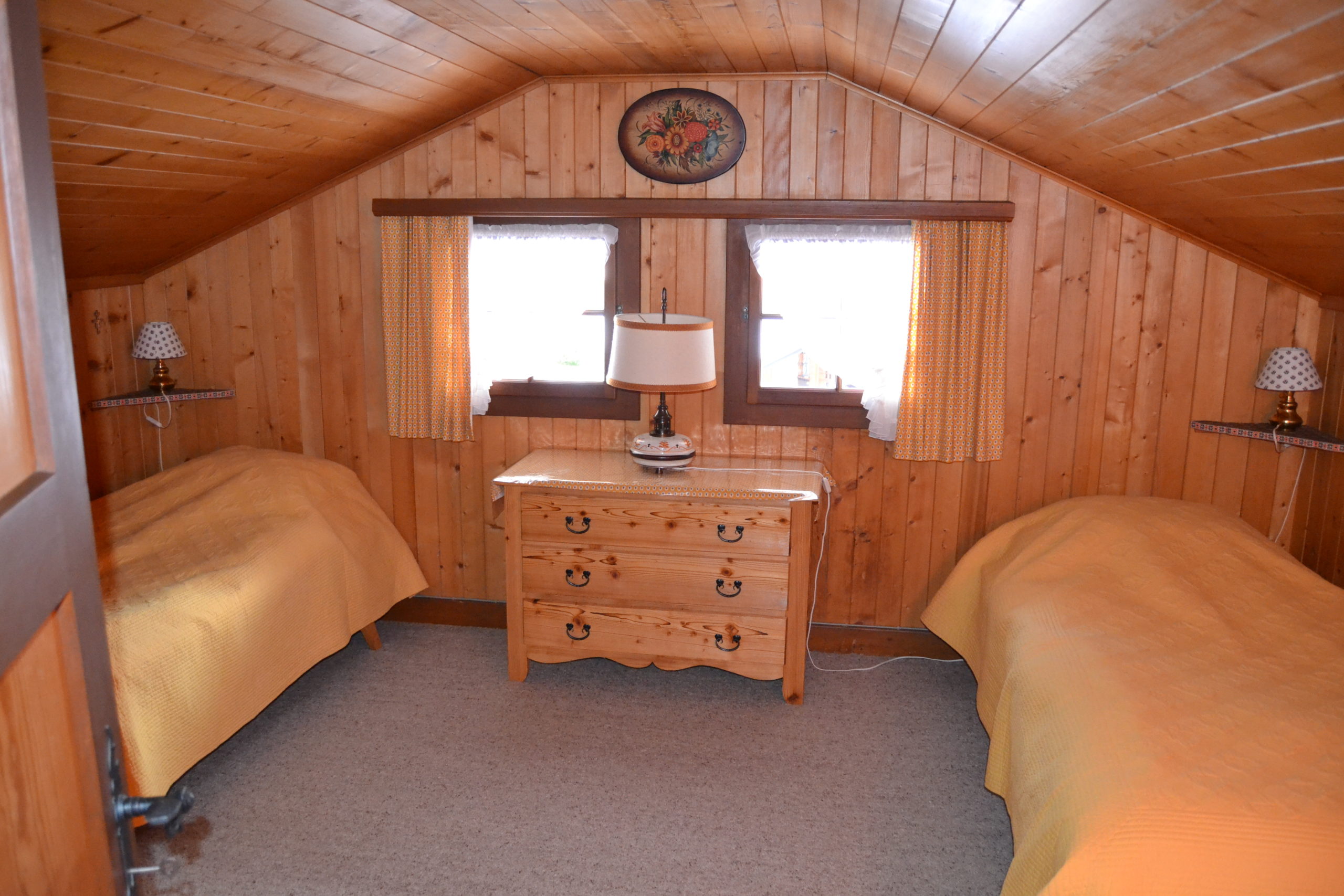 Gemütliches Dachgeschoss-Schlafzimmer in Holzoptik