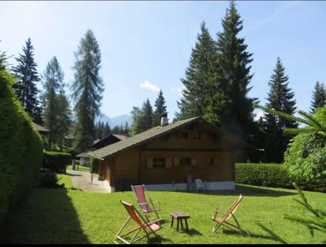 Holzhütte mit großem Garten und Bergkulisse