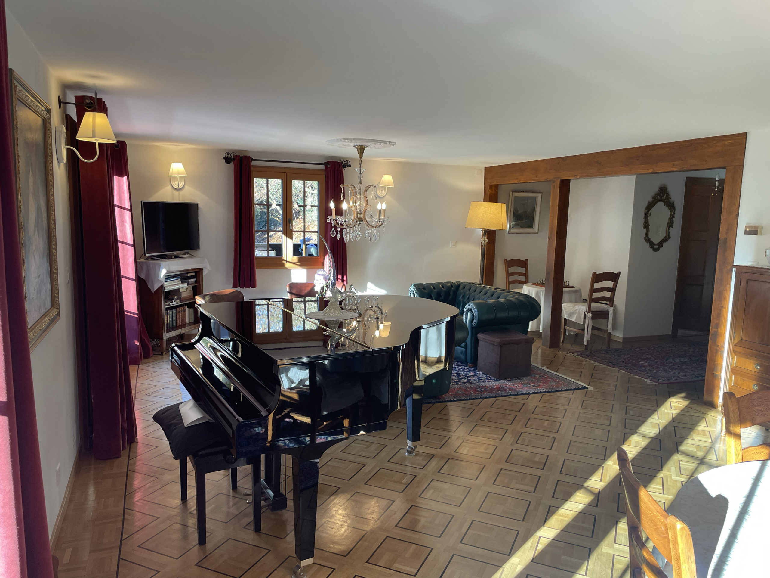 Elegantes Wohn- und Esszimmer mit Klavier