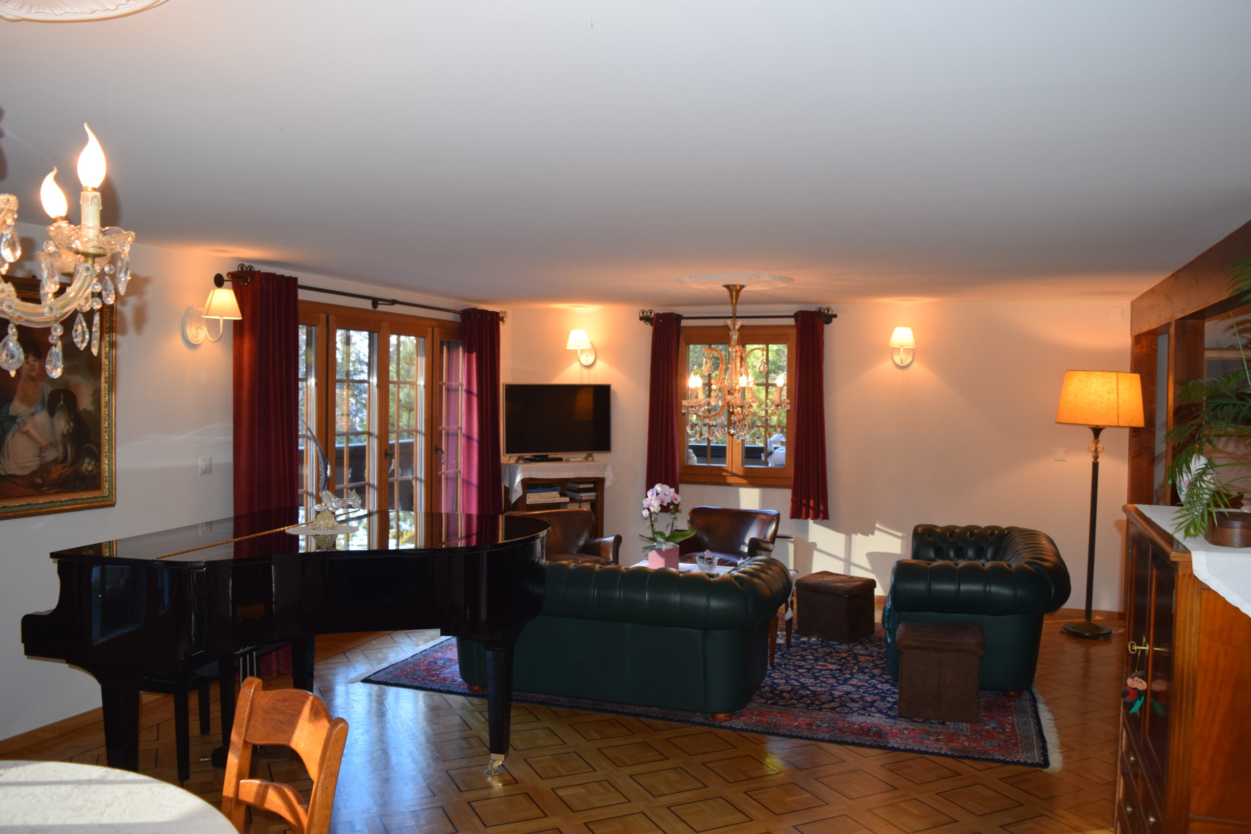Elegantes Wohnzimmer mit Flügel und Sitzgruppe