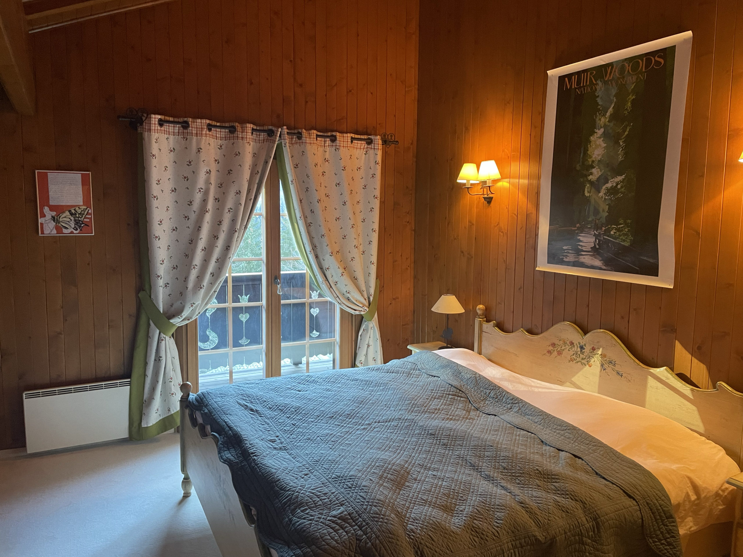 Gemütliches Schlafzimmer mit Holzvertäfelung
