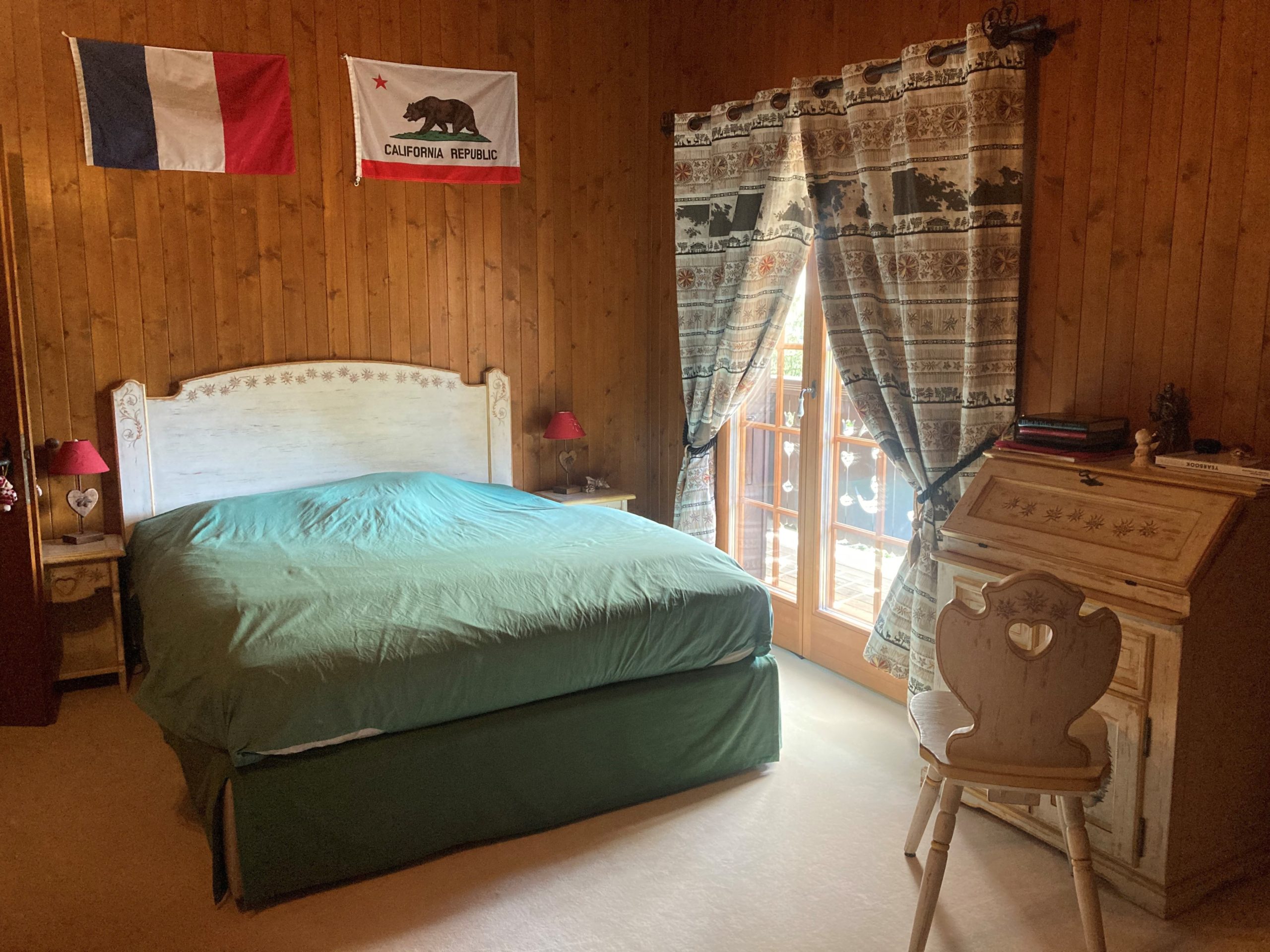 Rustikales Schlafzimmer mit Holzvertäfelung