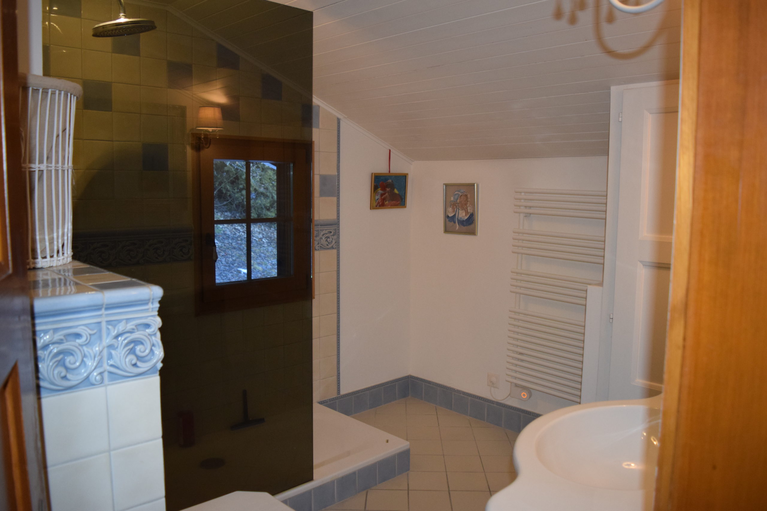 Badezimmer mit Badewanne und Fenster