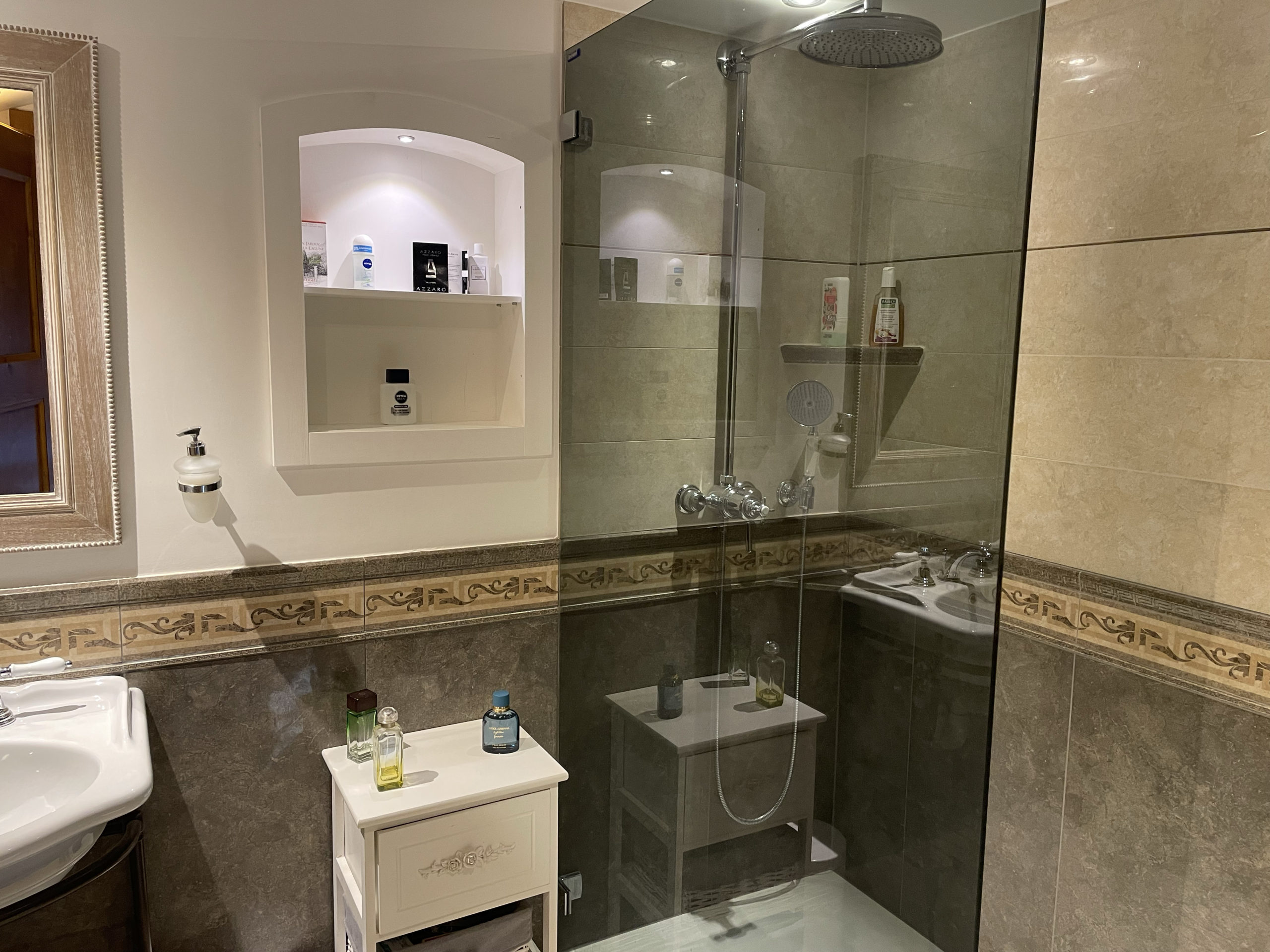 Modernes Badezimmer mit Glasdusche