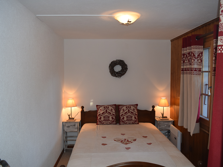 Gemütliches Schlafzimmer mit Doppelbett