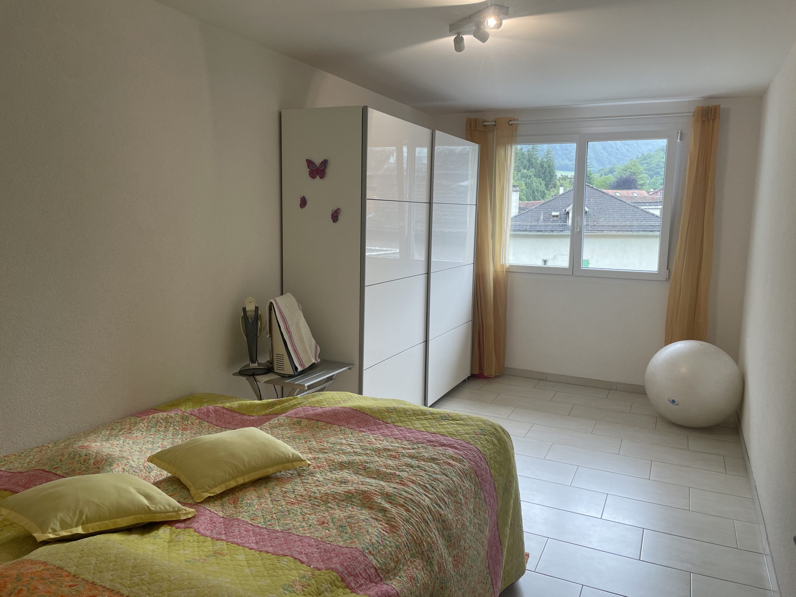 Helles Schlafzimmer mit Bergblick