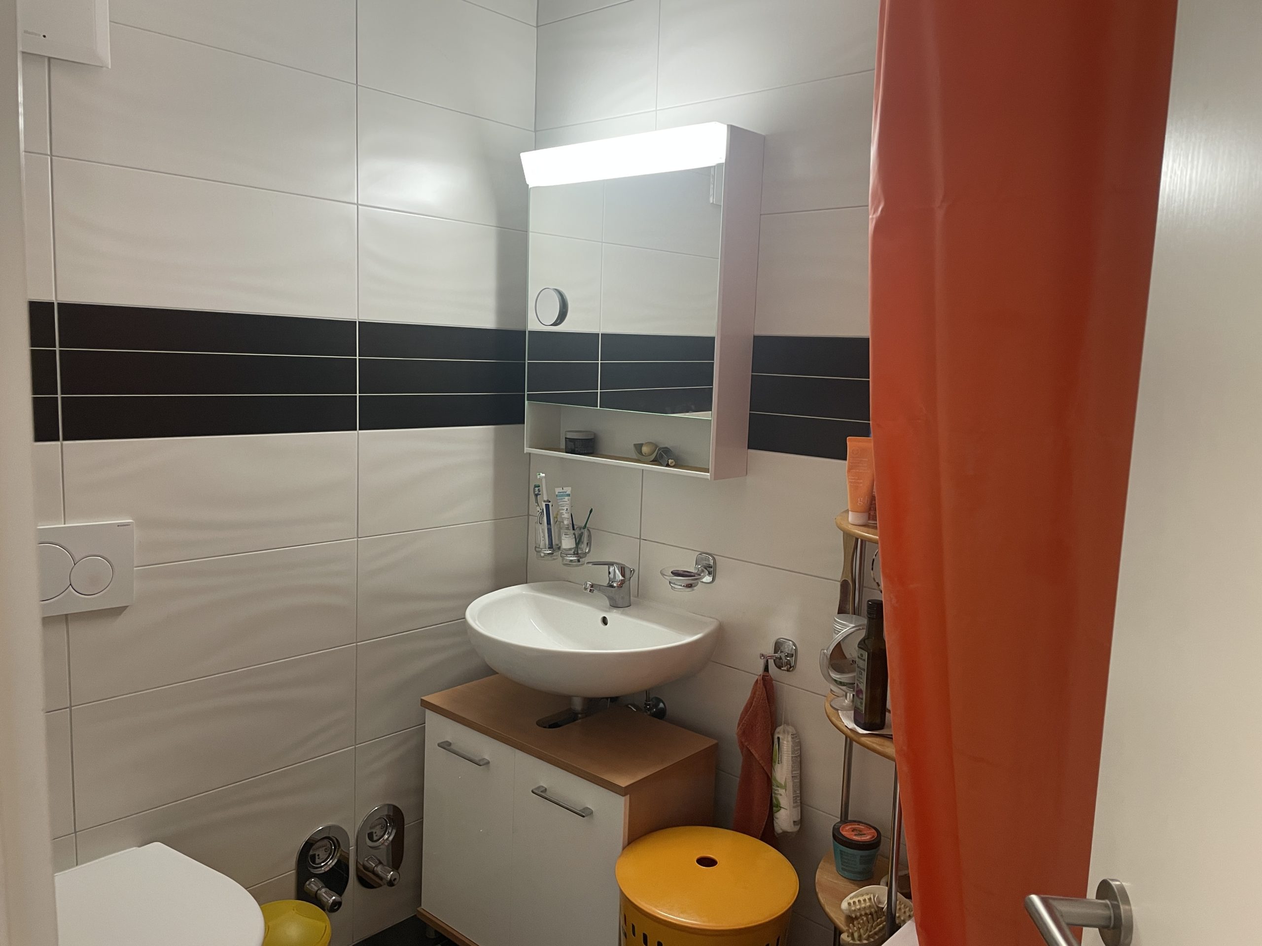 Kleines modernes Badezimmer