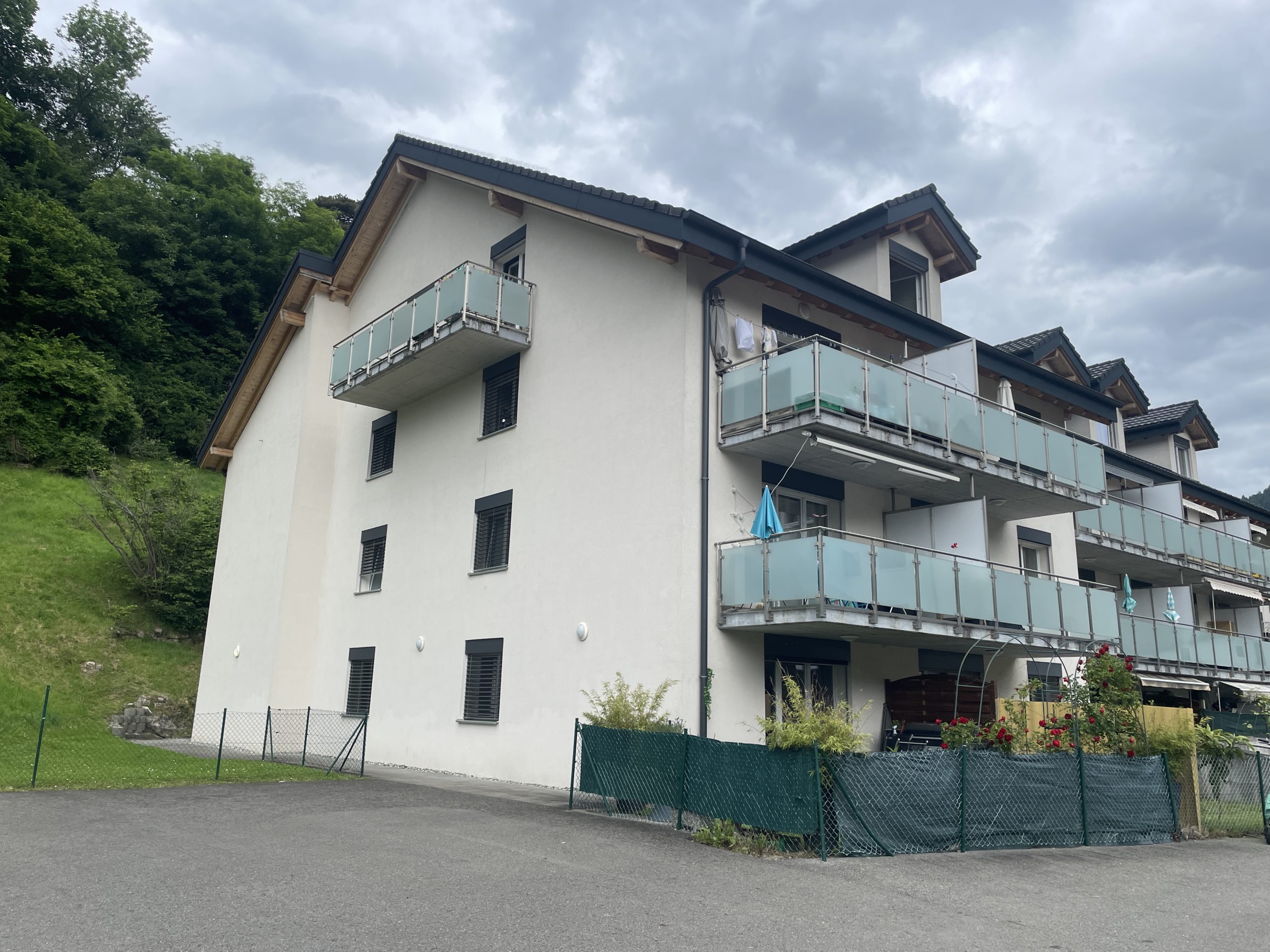 Mehrfamilienhaus mit Balkonen an Hanglage