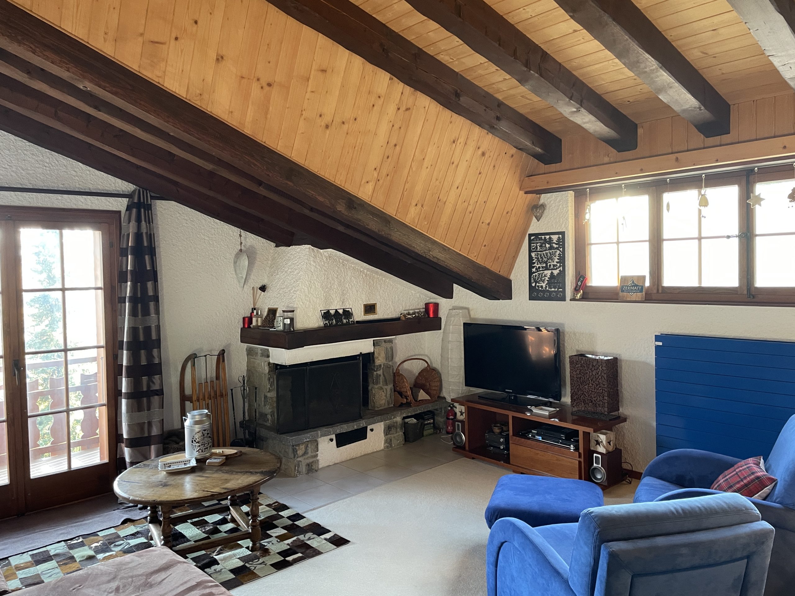 Gemütliches Wohnzimmer im Chalet-Stil