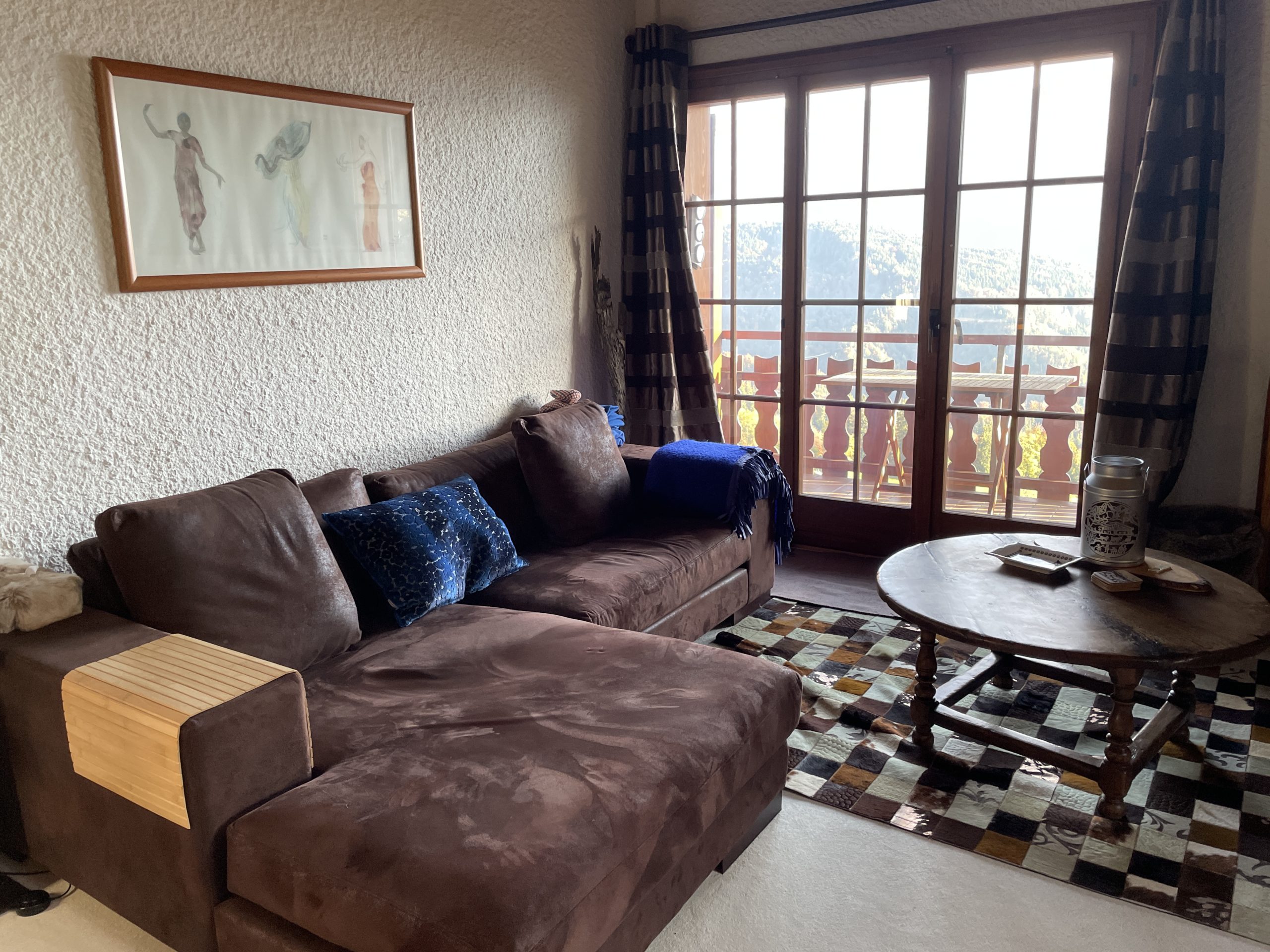 Gemütliches Wohnzimmer mit Balkonblick