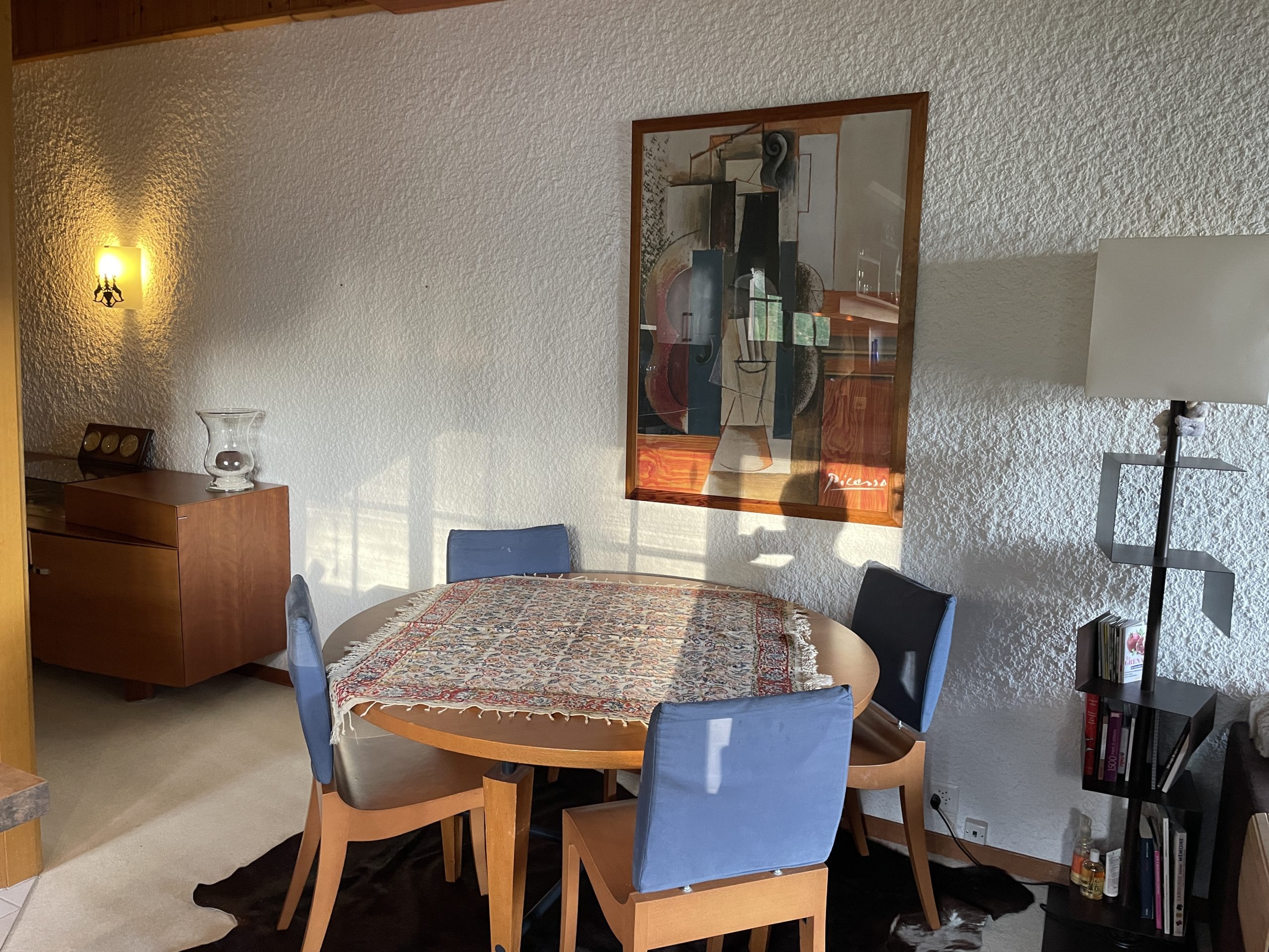 Essbereich mit Kunst und warmem Licht