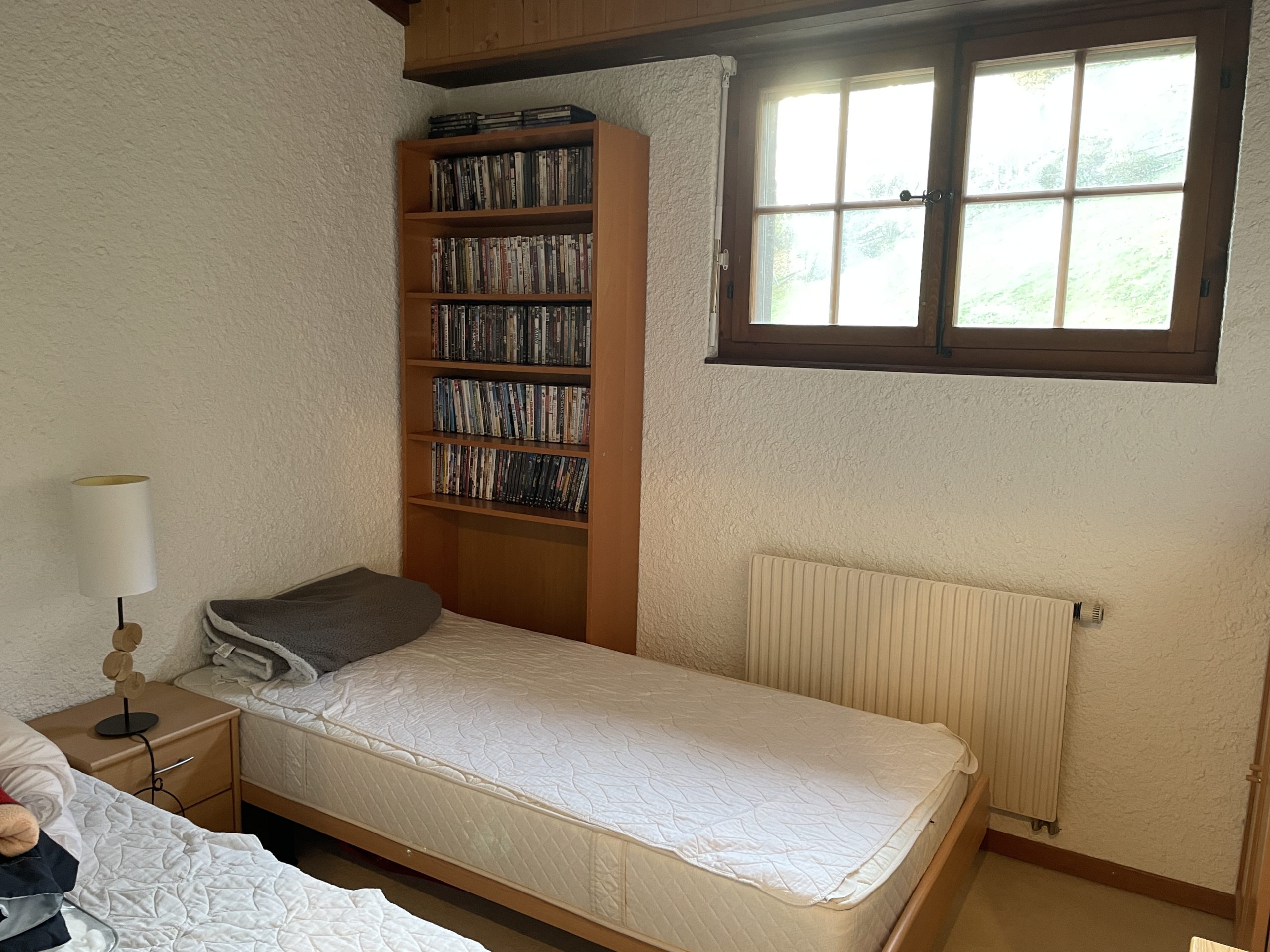 Schlafzimmer mit zwei Einzelbetten