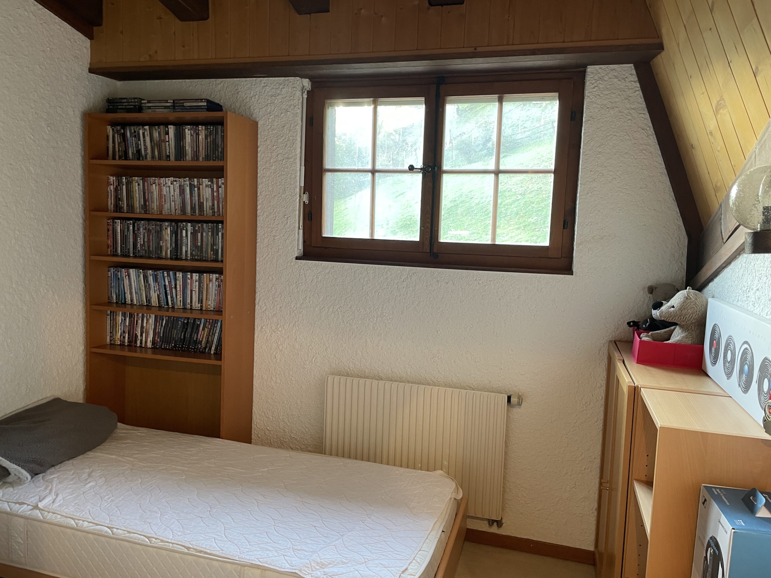Kleines Schlafzimmer mit Dachschräge