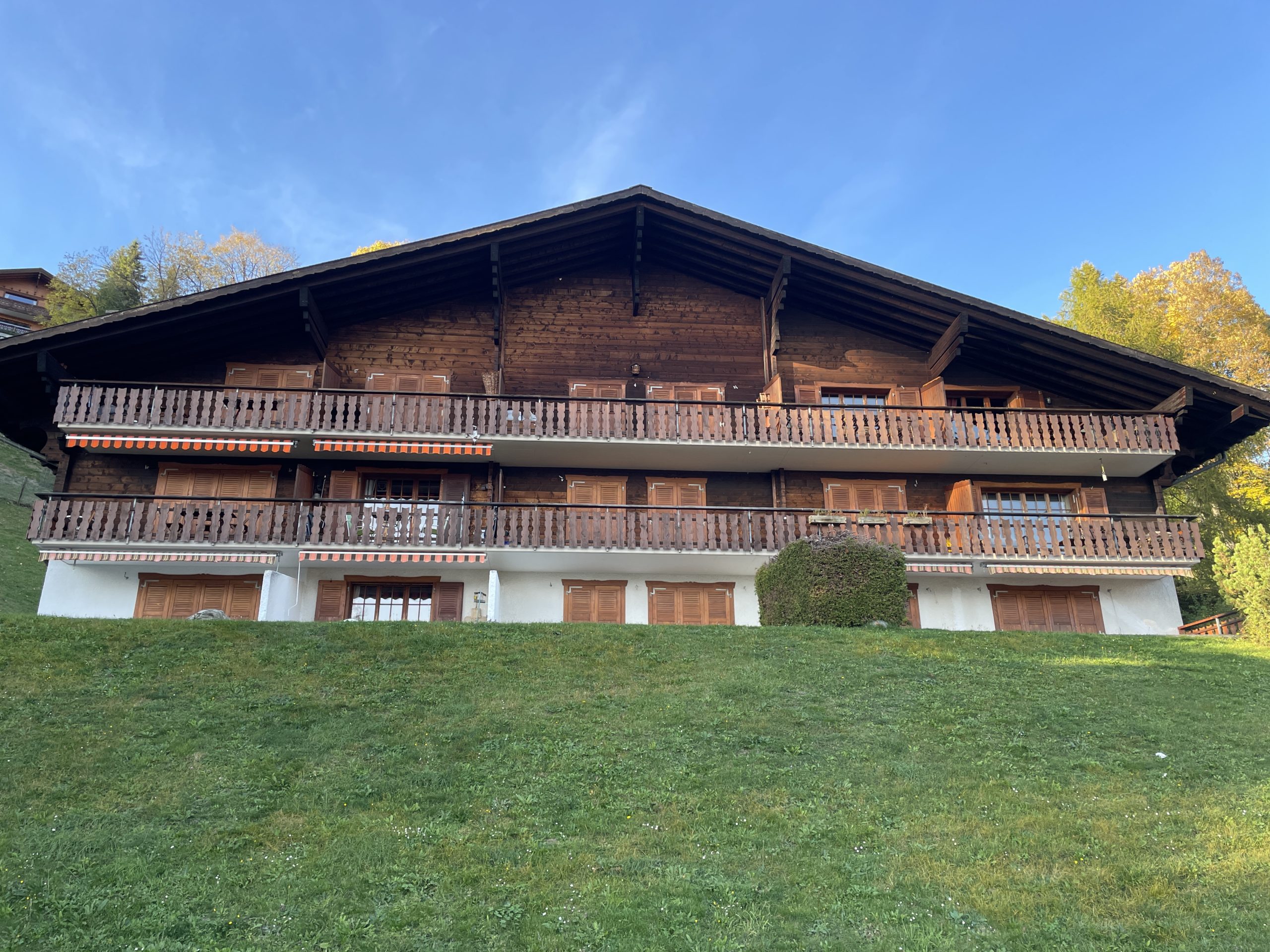 Alpenchalet mit breiten Balkonen