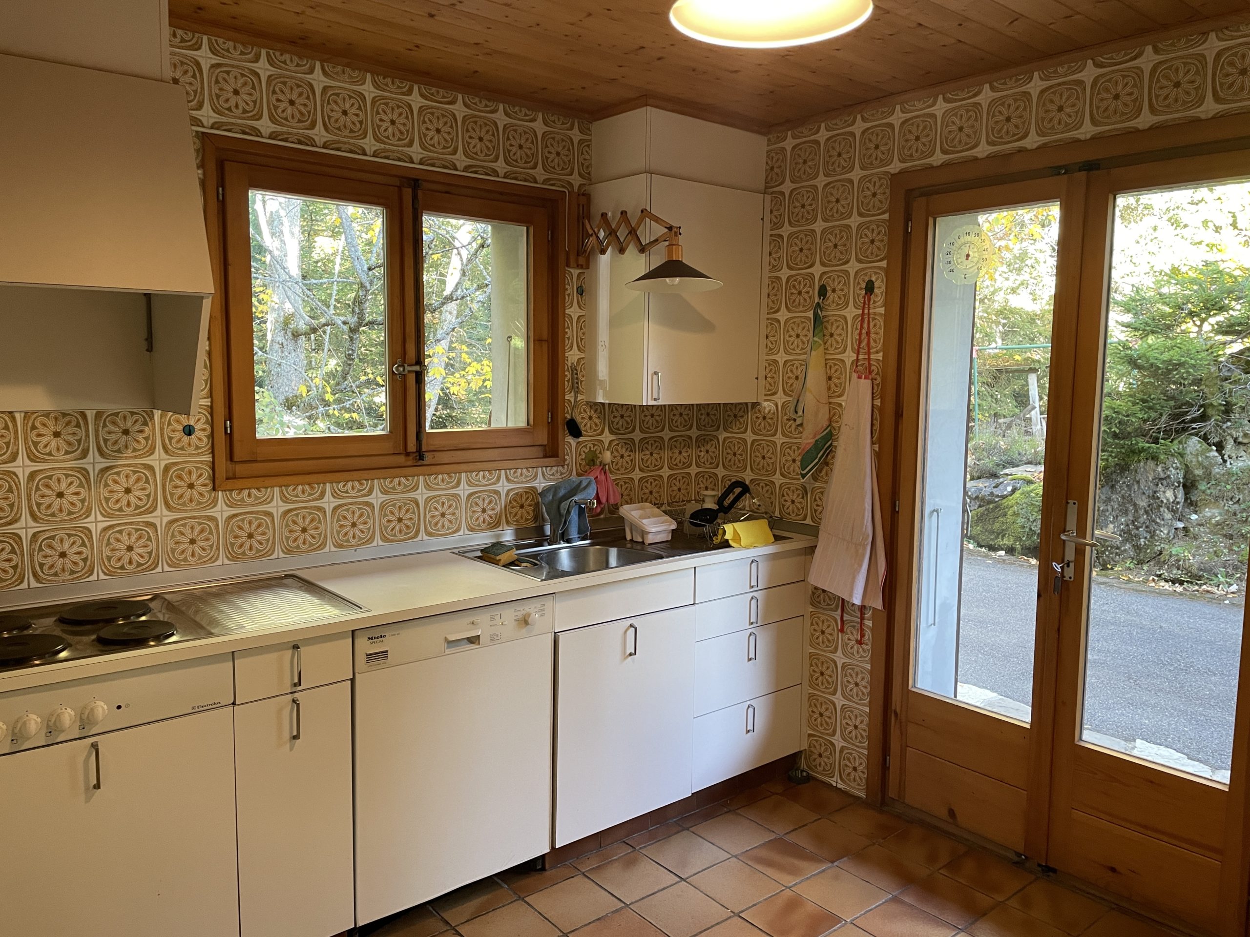 Küche mit Holzdetails und Retro-Fliesen