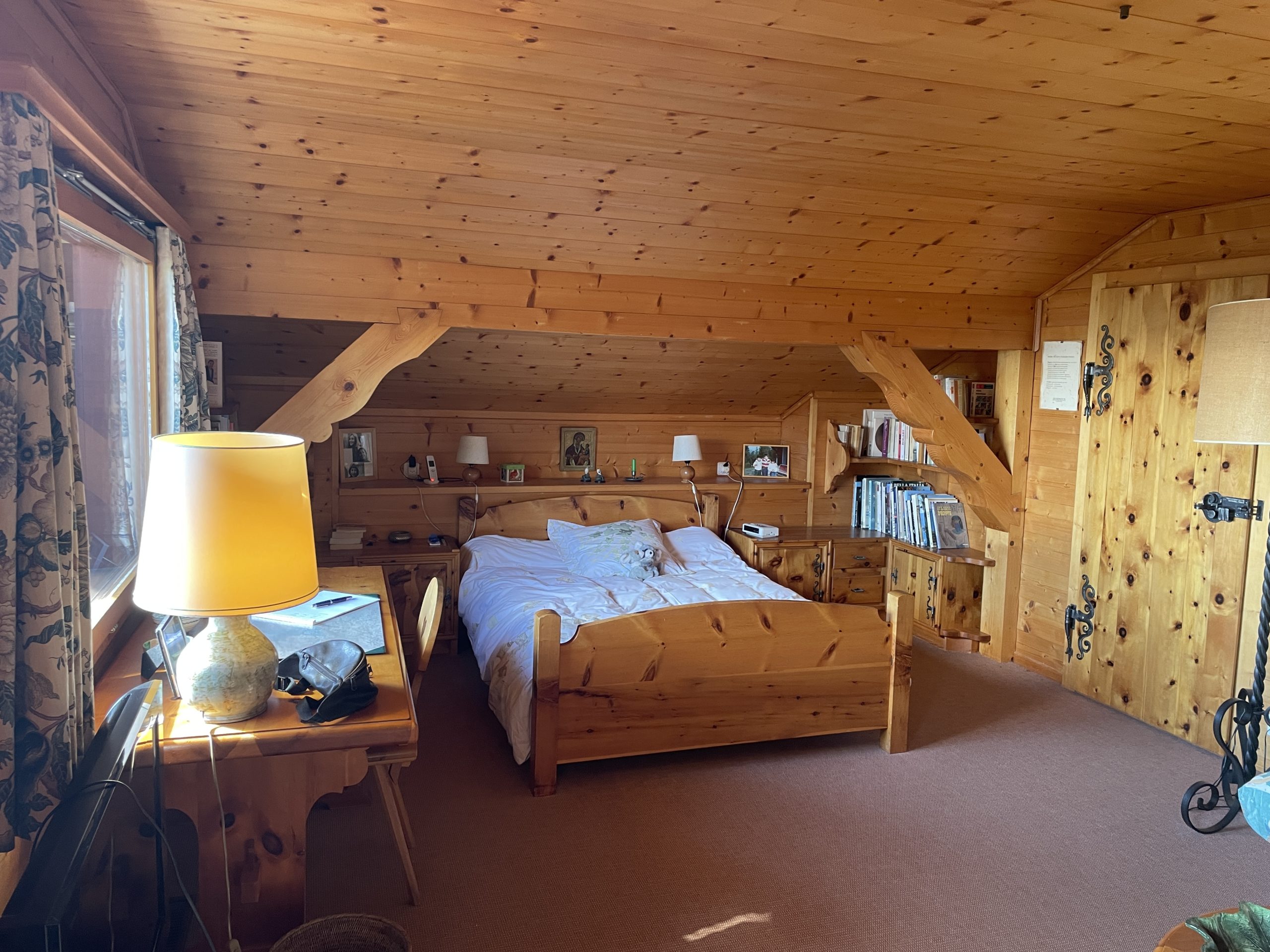 Gemütliches Holz-Schlafzimmer im Dachgeschoss