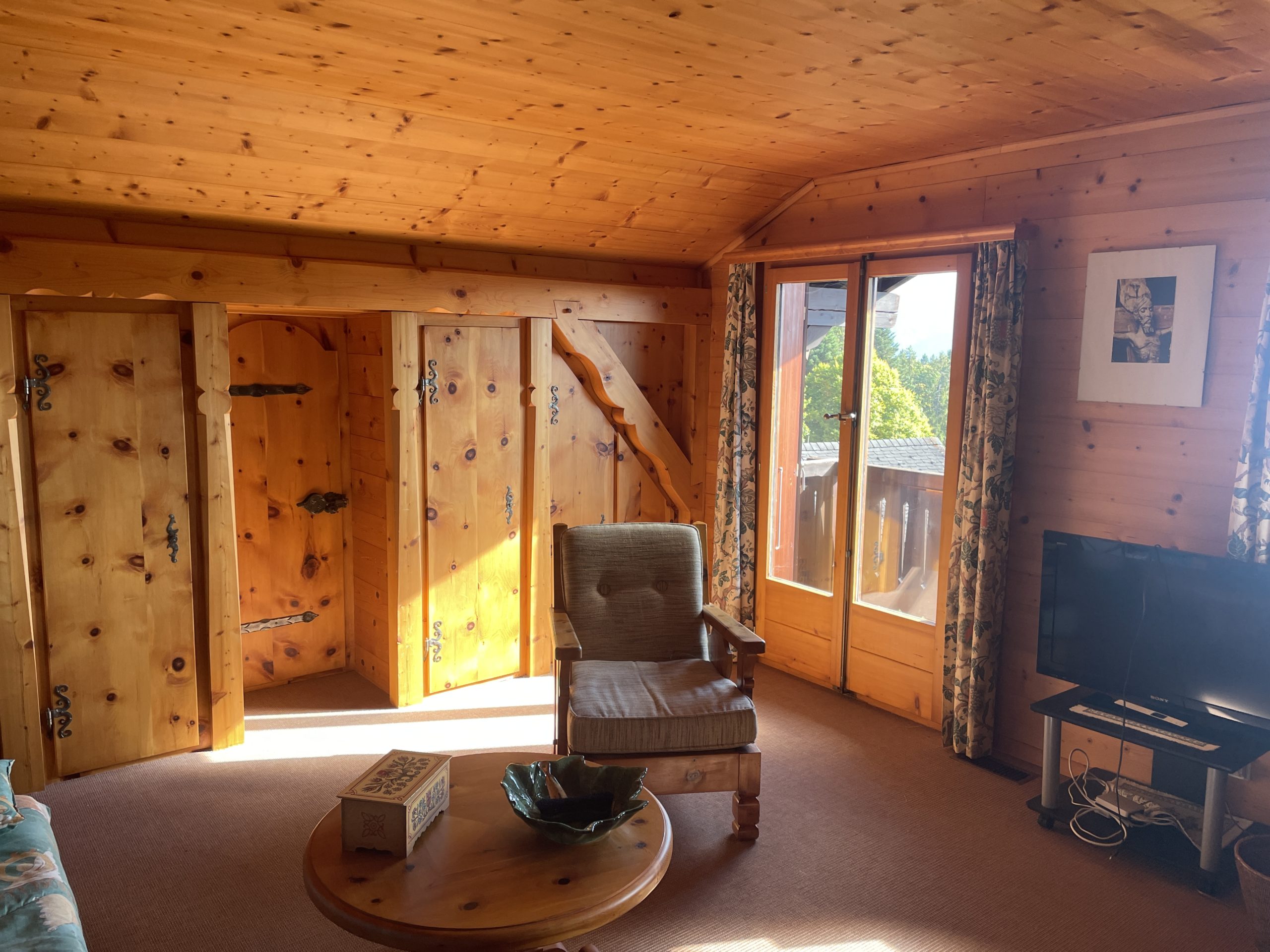 Gemütliches Holzwohnzimmer mit Tageslicht