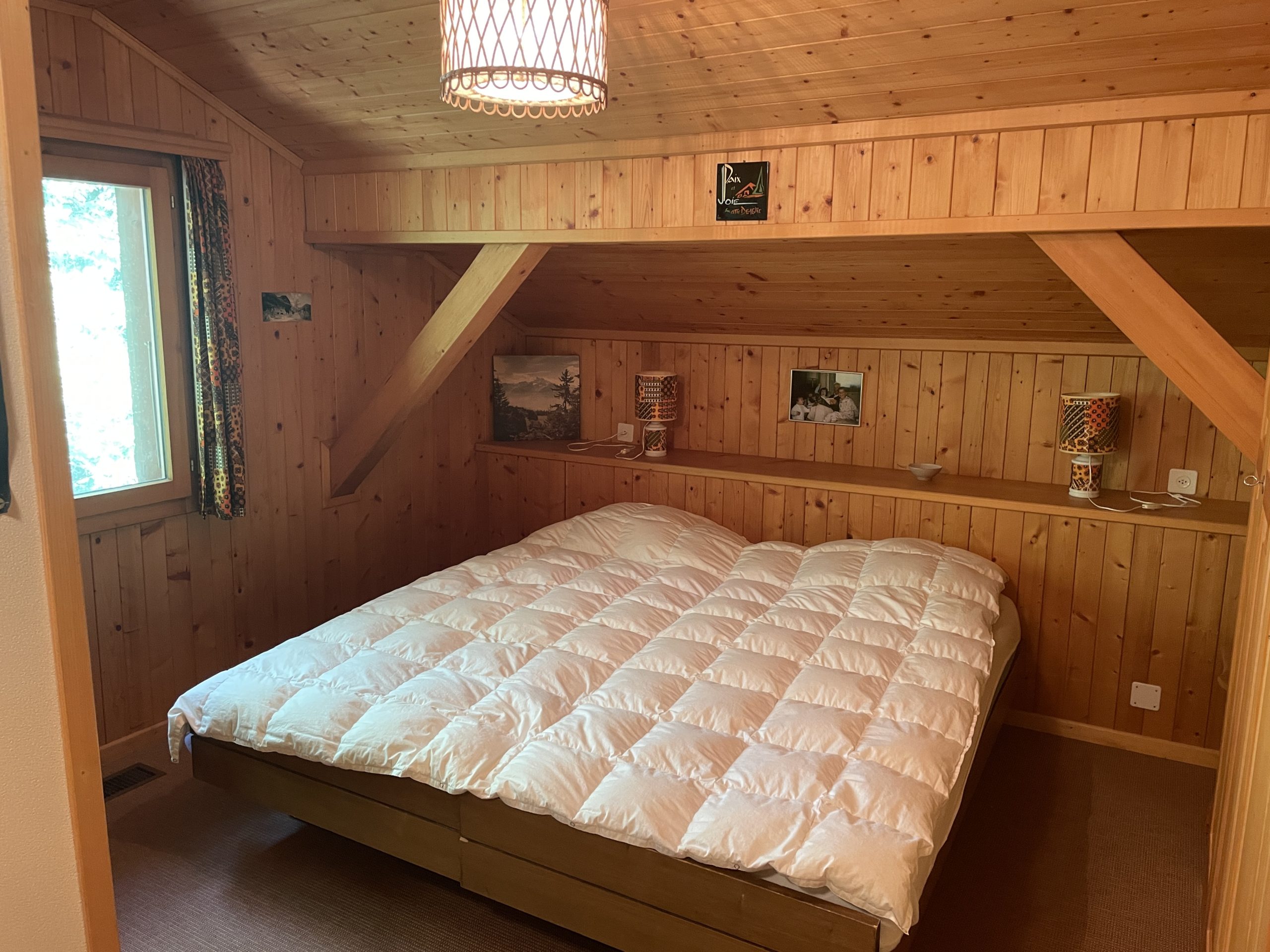 Gemütliches Holz-Schlafzimmer im Chalet-Stil