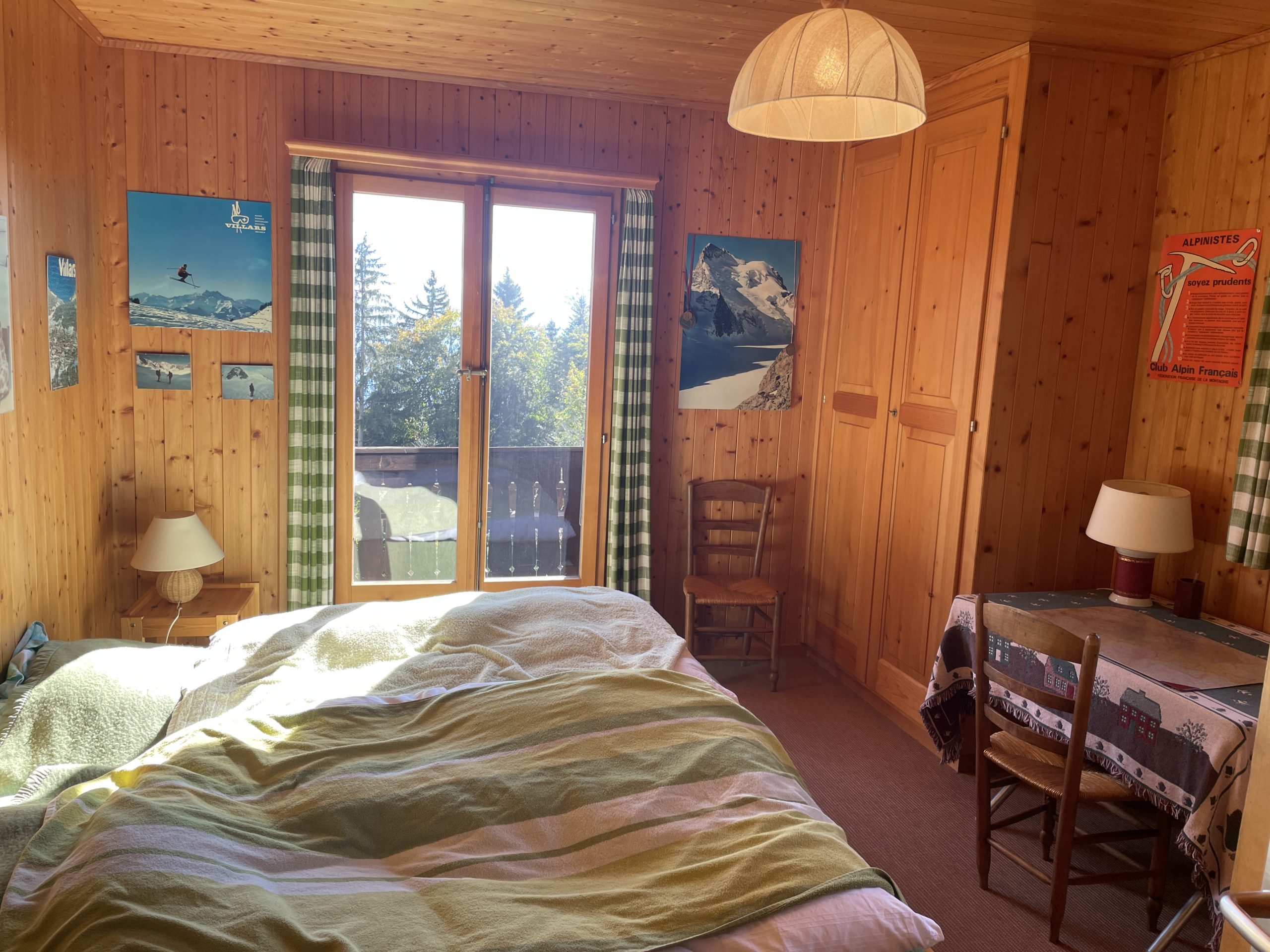 Gemütliches Holzschlafzimmer im Chalet-Stil
