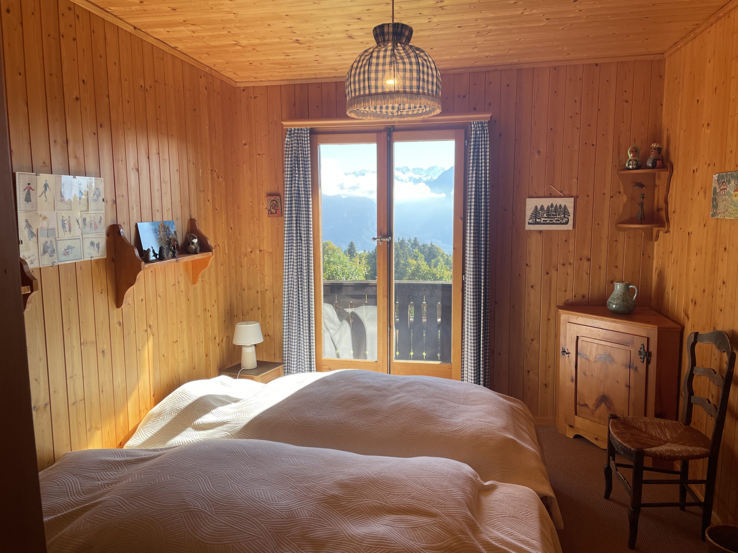 Gemütliches Holzschlafzimmer mit Bergblick